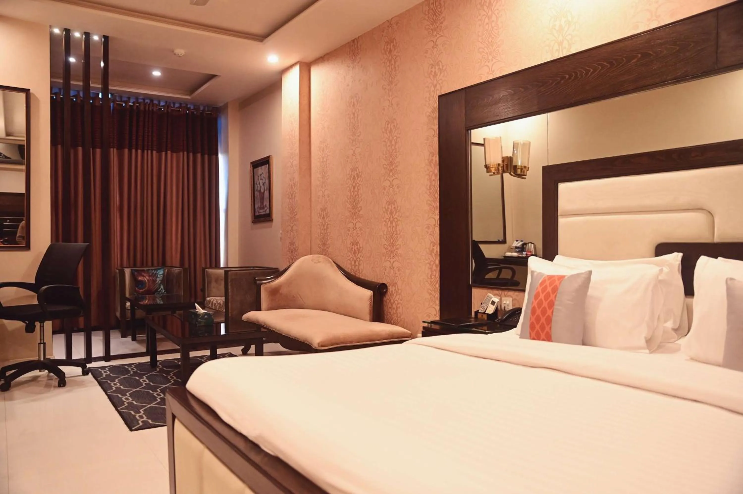 Bedroom, Bed in Best Western Faisalabad