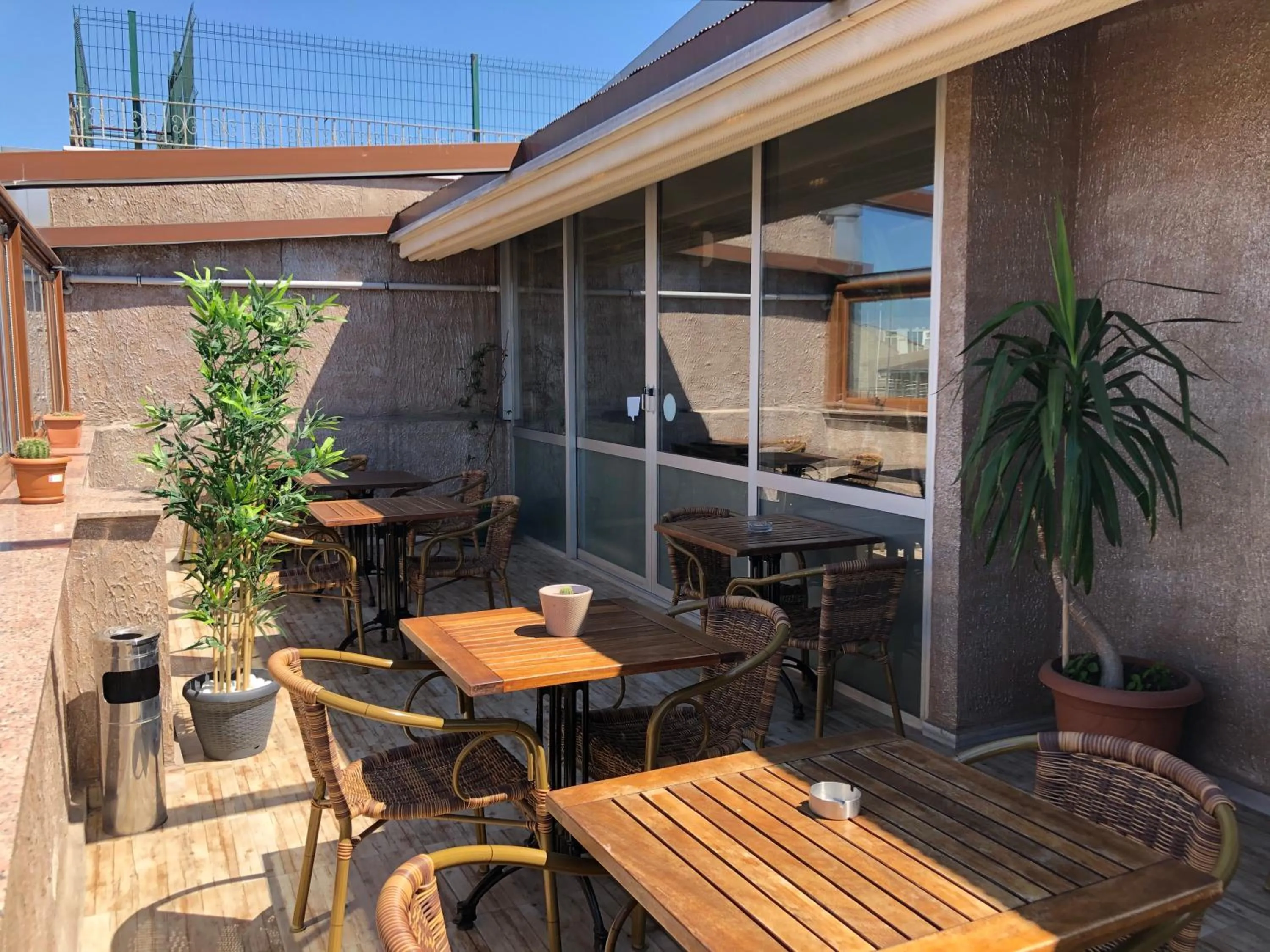 Restaurant/places to eat in Era Palace Hotel