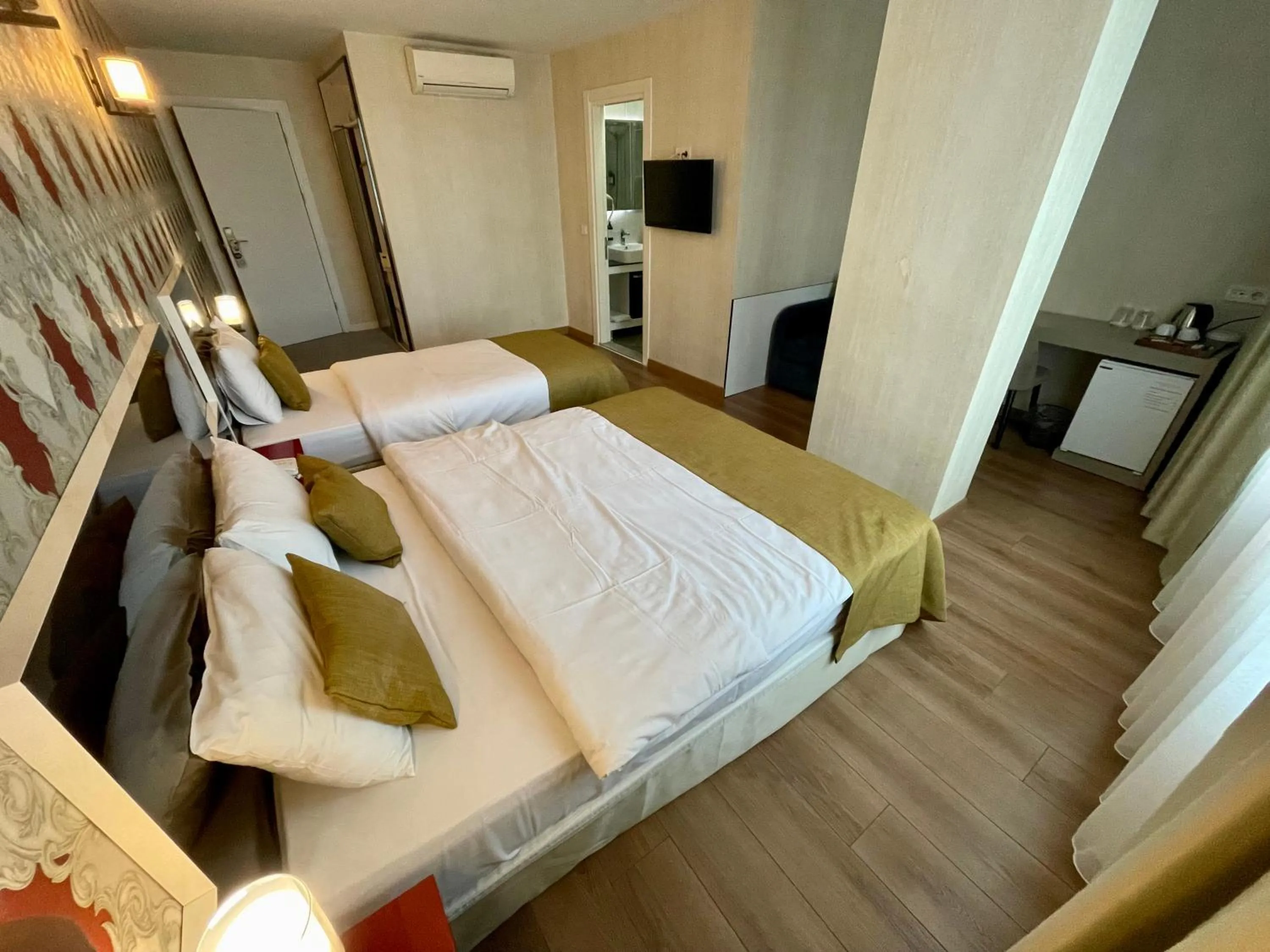 Communal lounge/ TV room, Bed in Era Palace Hotel