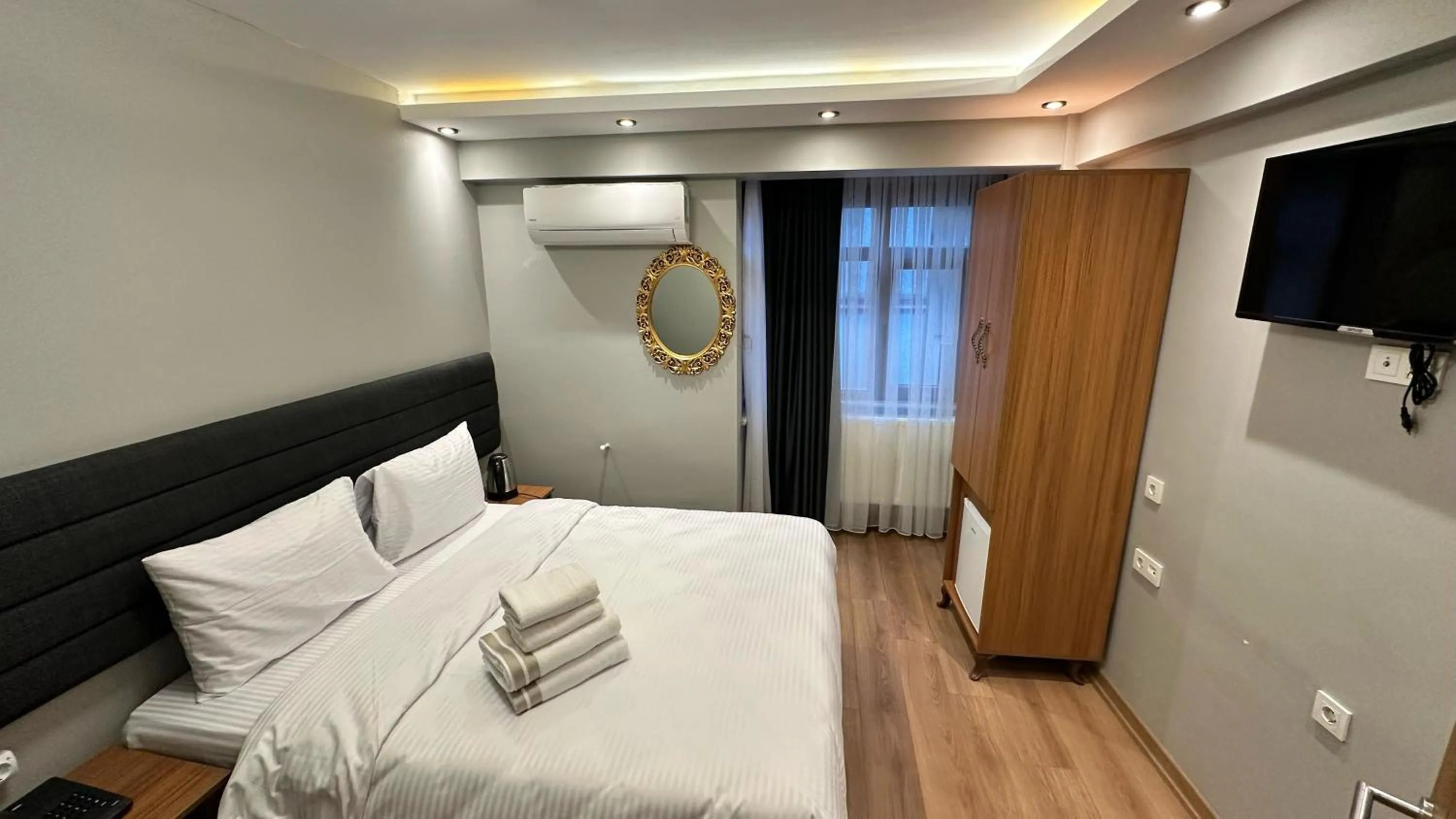 Communal lounge/ TV room, Bed in Mamma Marya Hotel