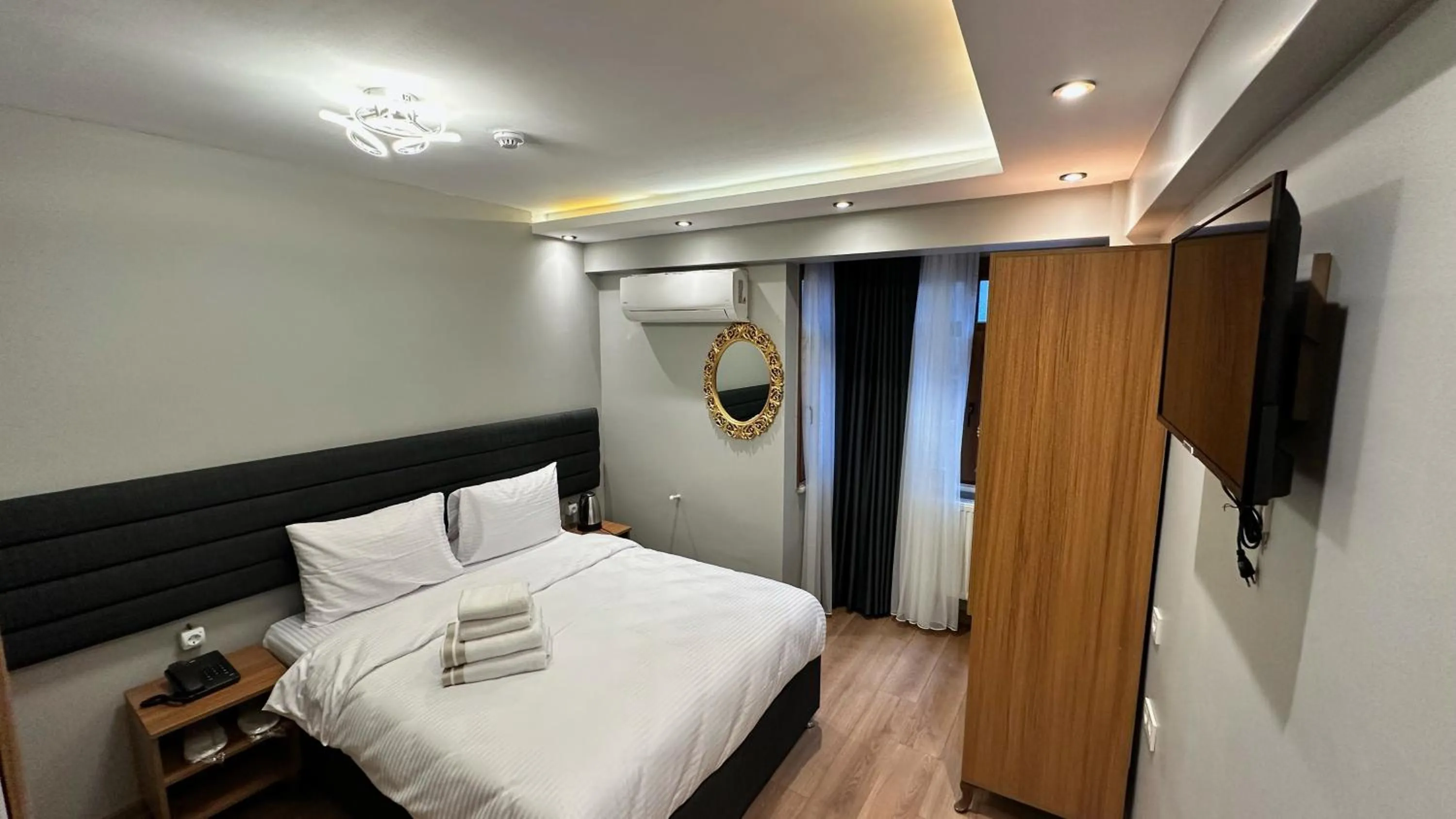 Communal lounge/ TV room, Bed in Mamma Marya Hotel