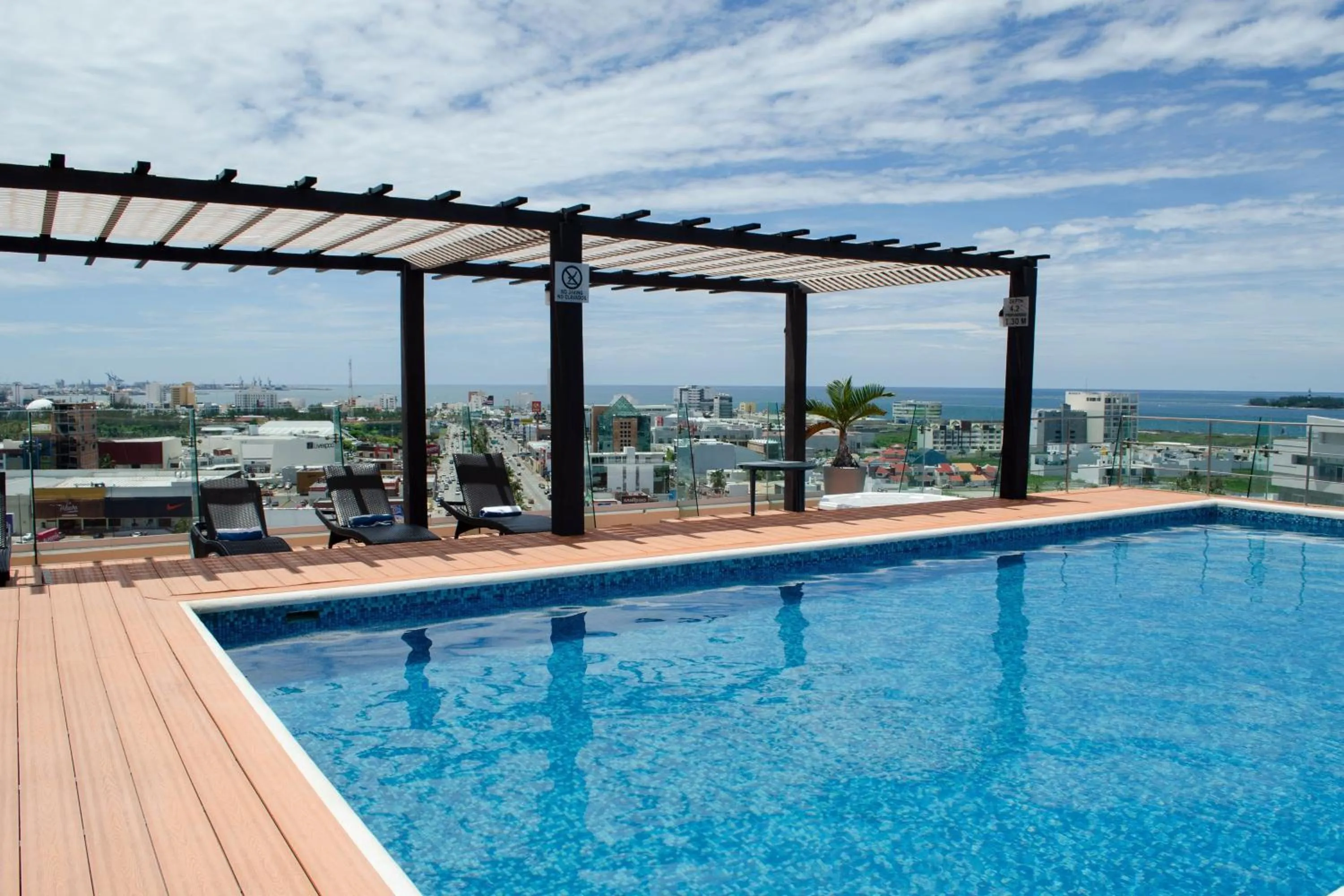 Swimming pool in Four Points by Sheraton Veracruz