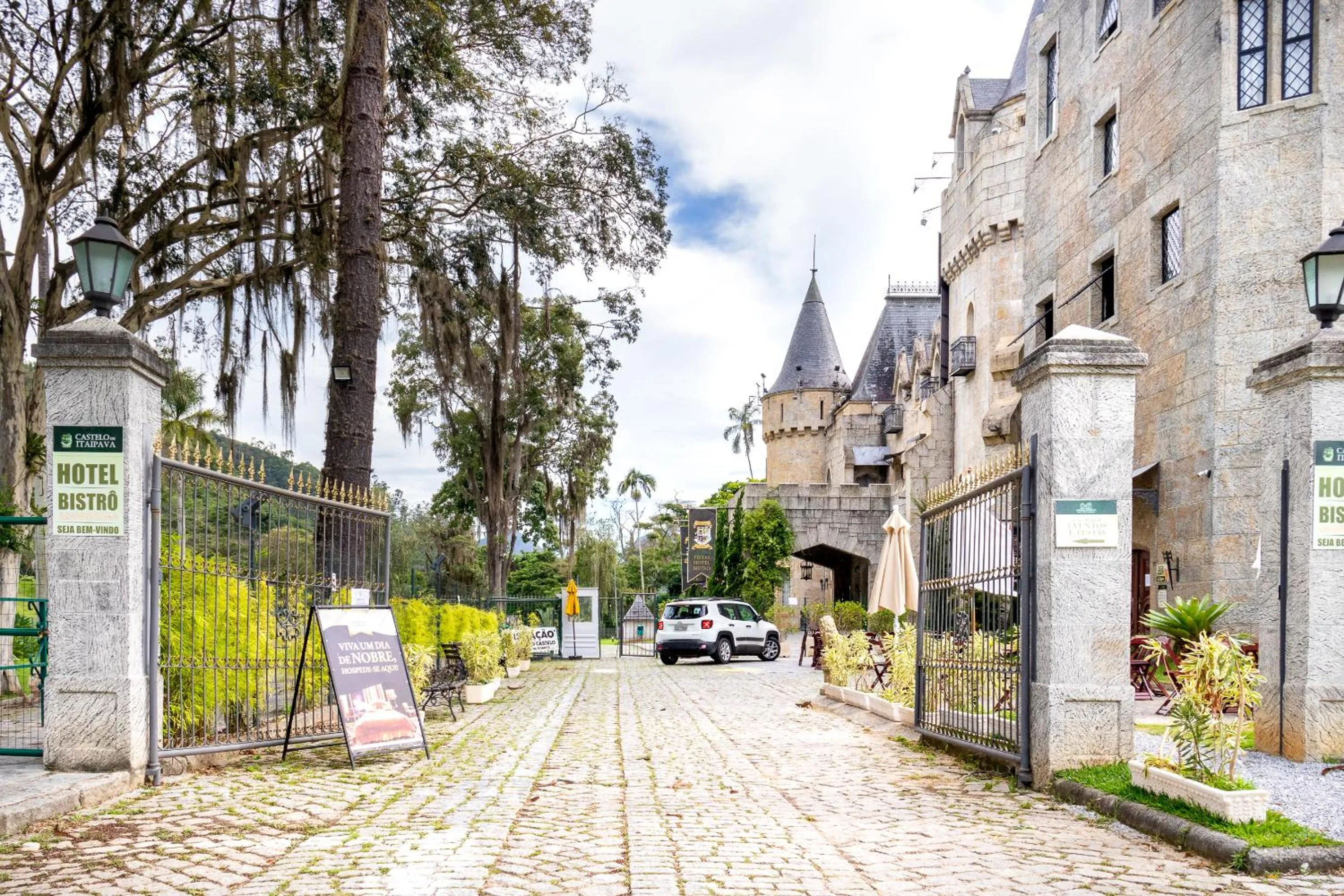 Street view in Castelo de Itaipava - Hotel, Eventos e Gastronomia