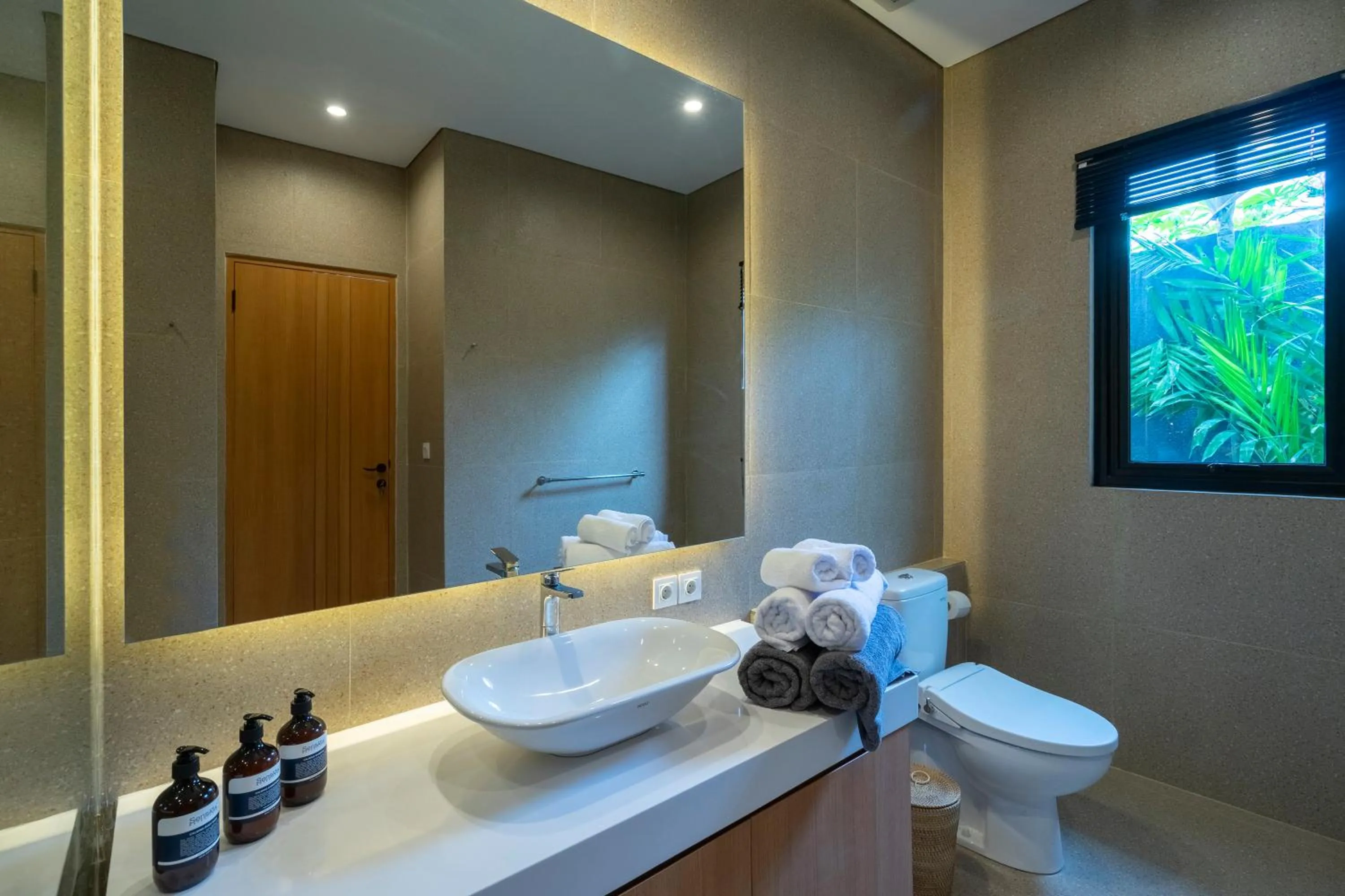 Toilet in Villa Talun by GORO