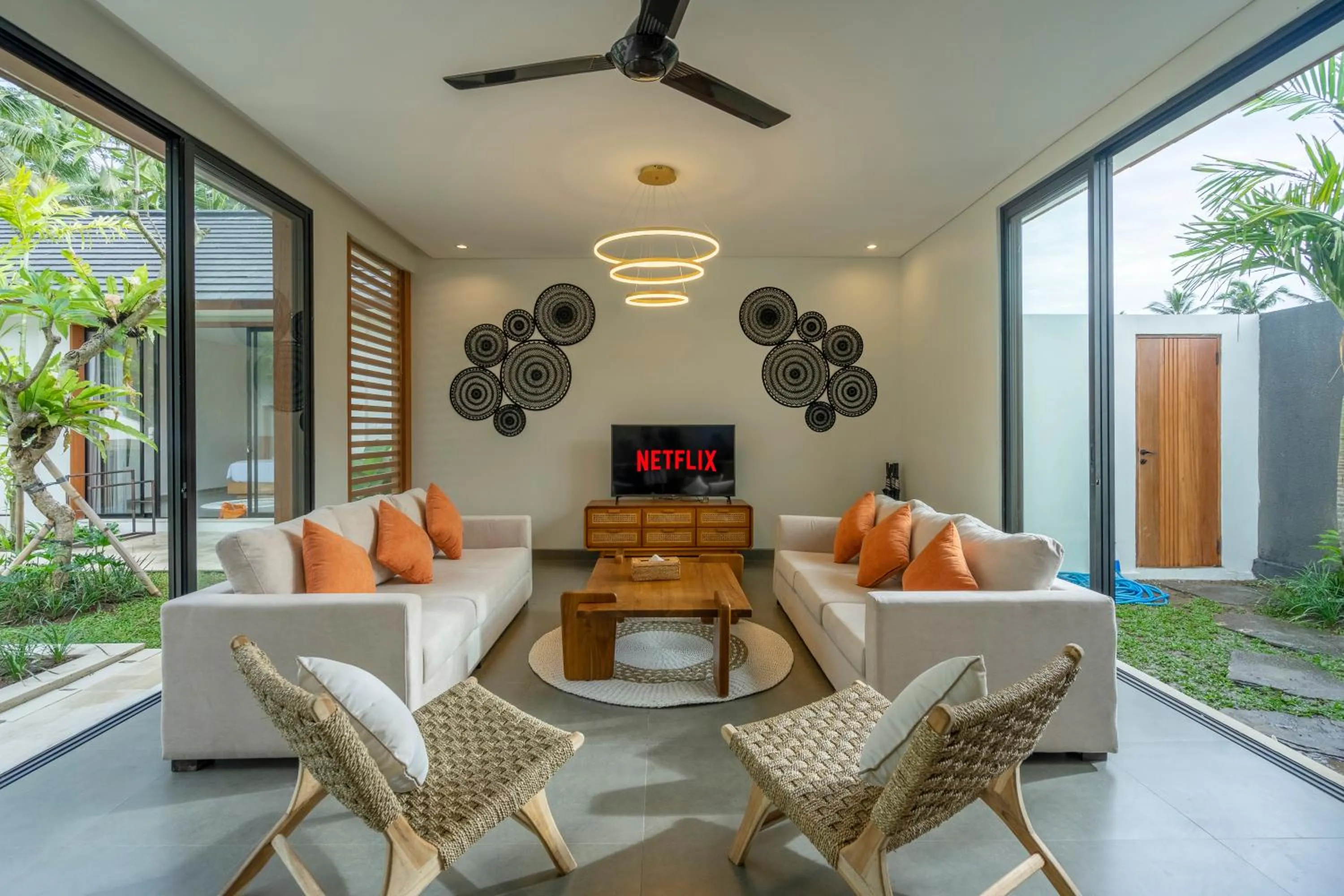 Communal lounge/ TV room in Villa Talun by GORO