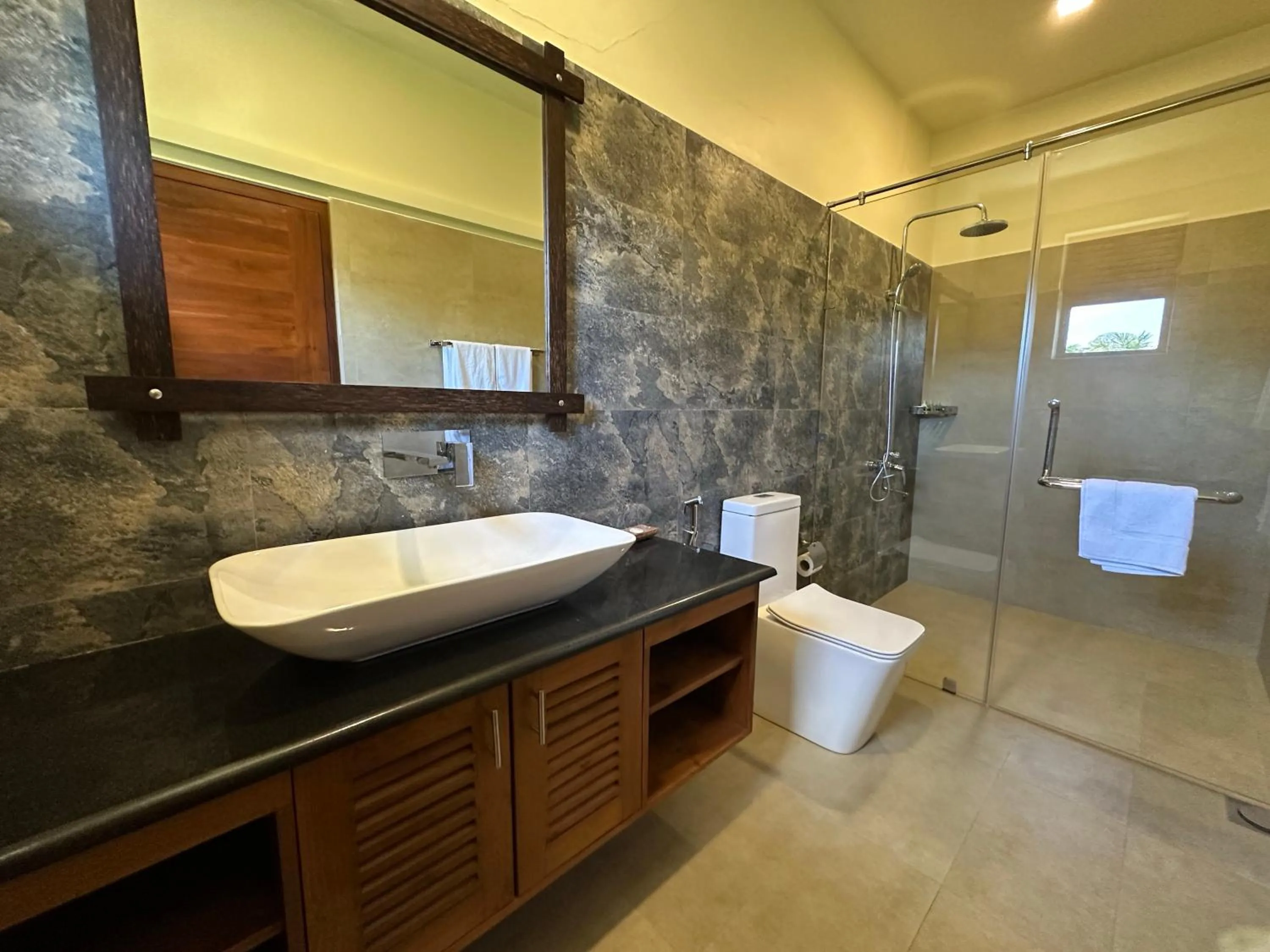 Shower in Fortwill City Hotel