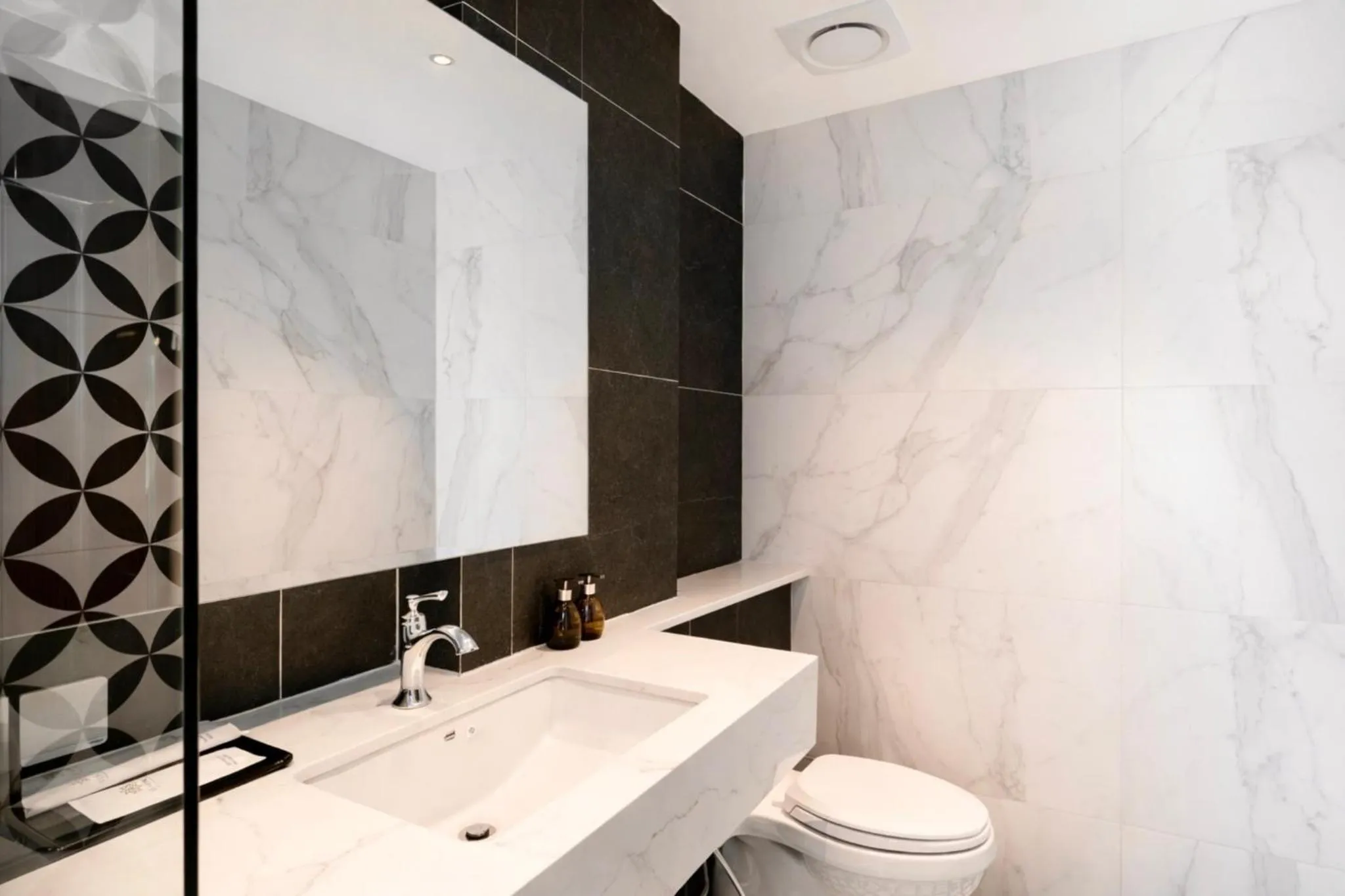 Toilet in Eli Rina Hotel