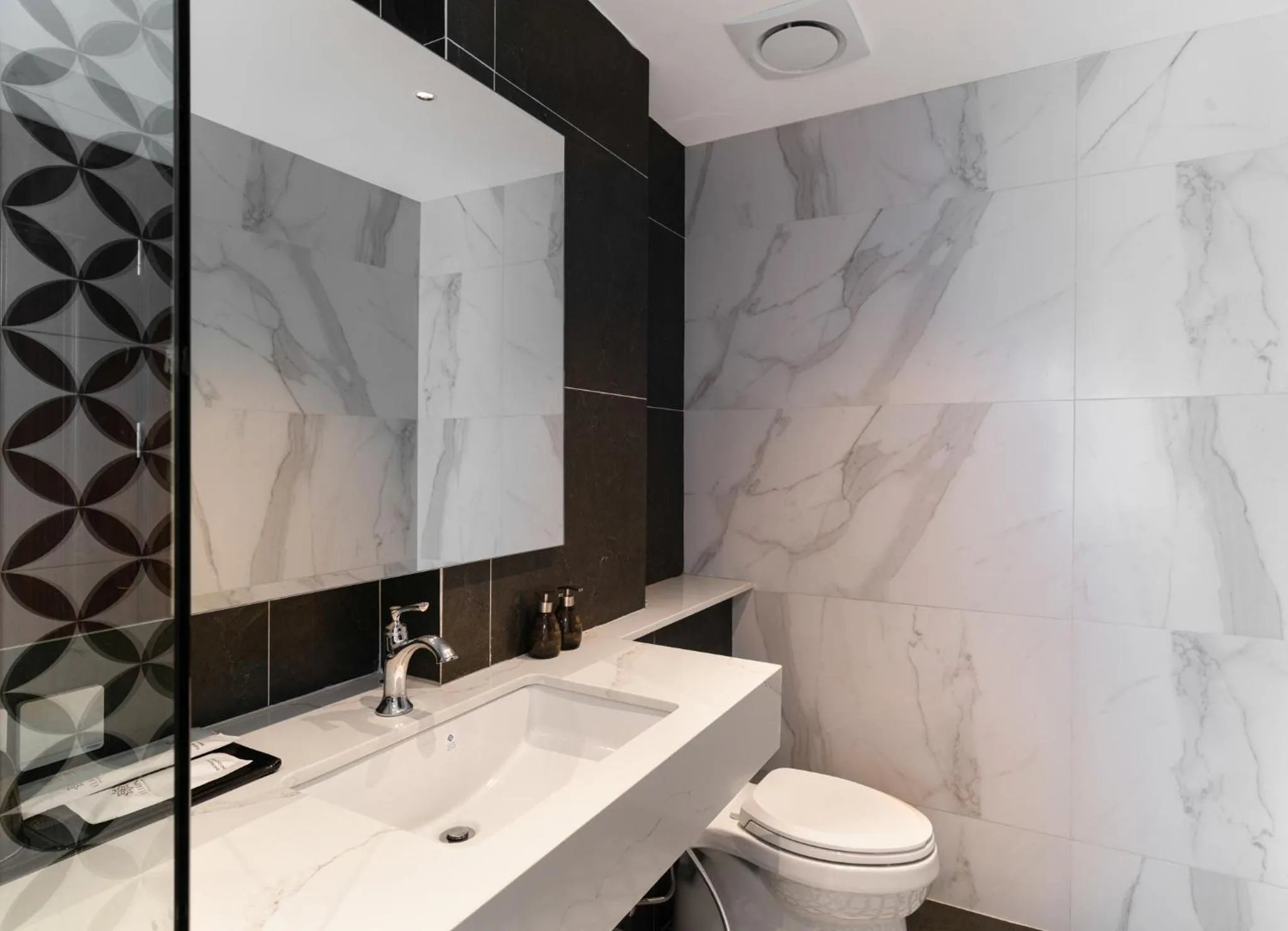 Toilet in Eli Rina Hotel