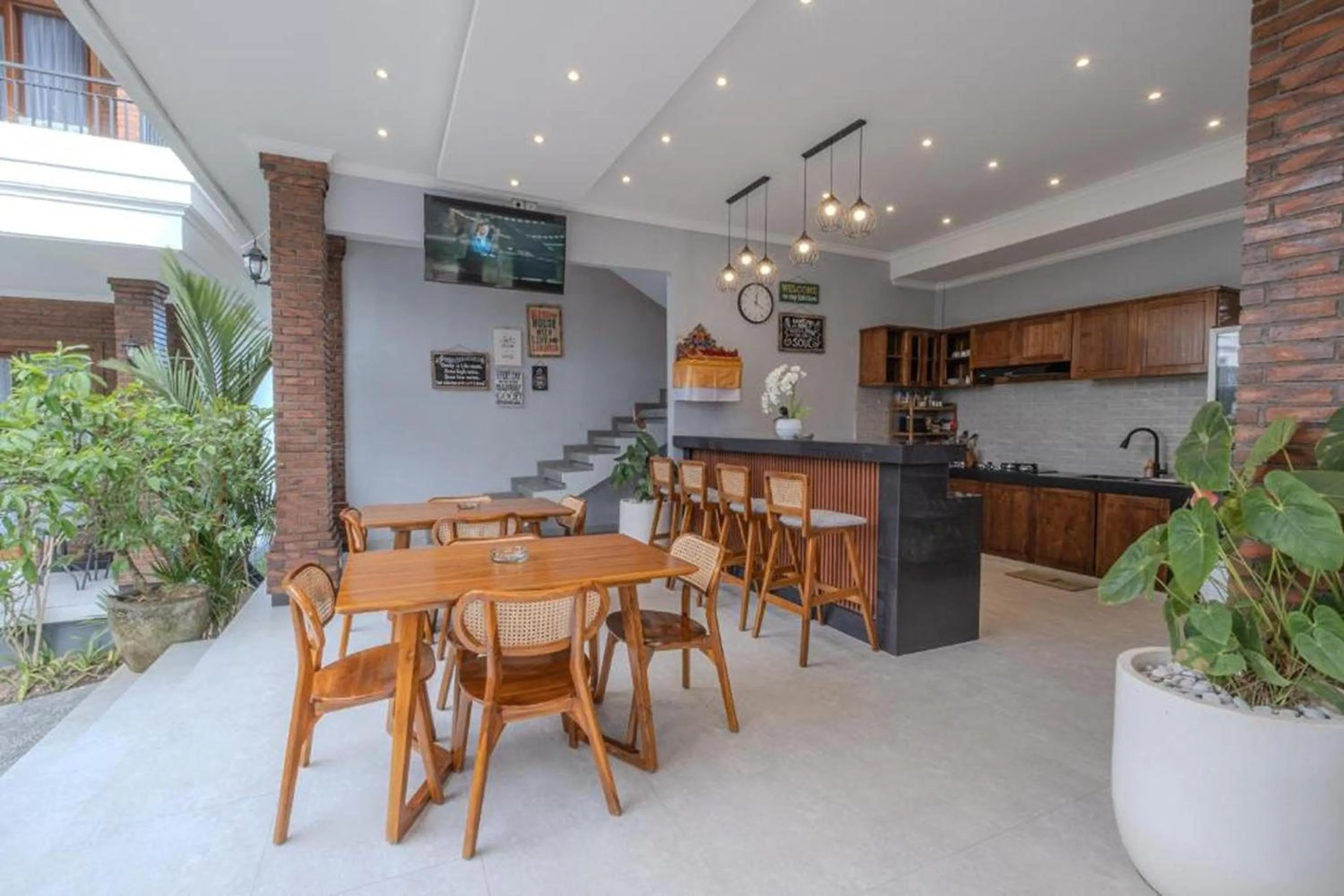 Dining area in Bali Bata Canggu Guesthouse