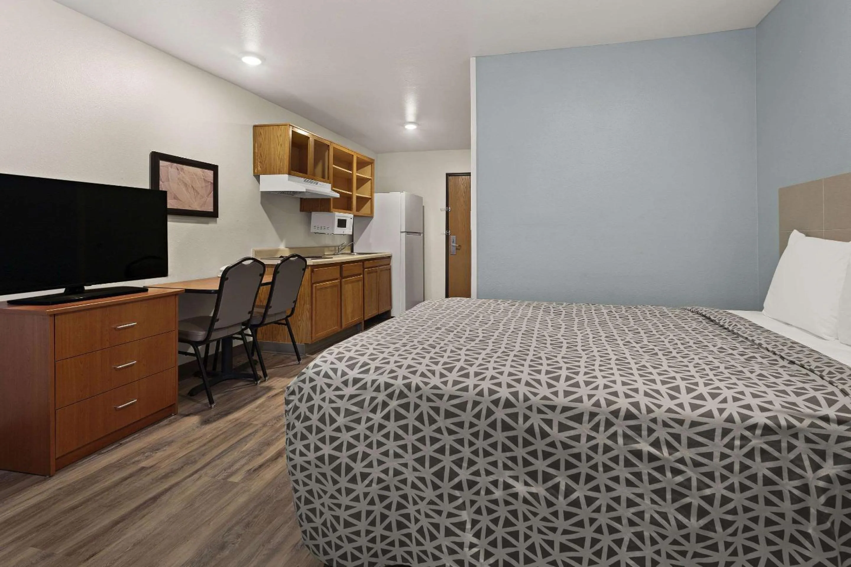 Bedroom, Bed in WoodSpring Suites Augusta Riverwatch