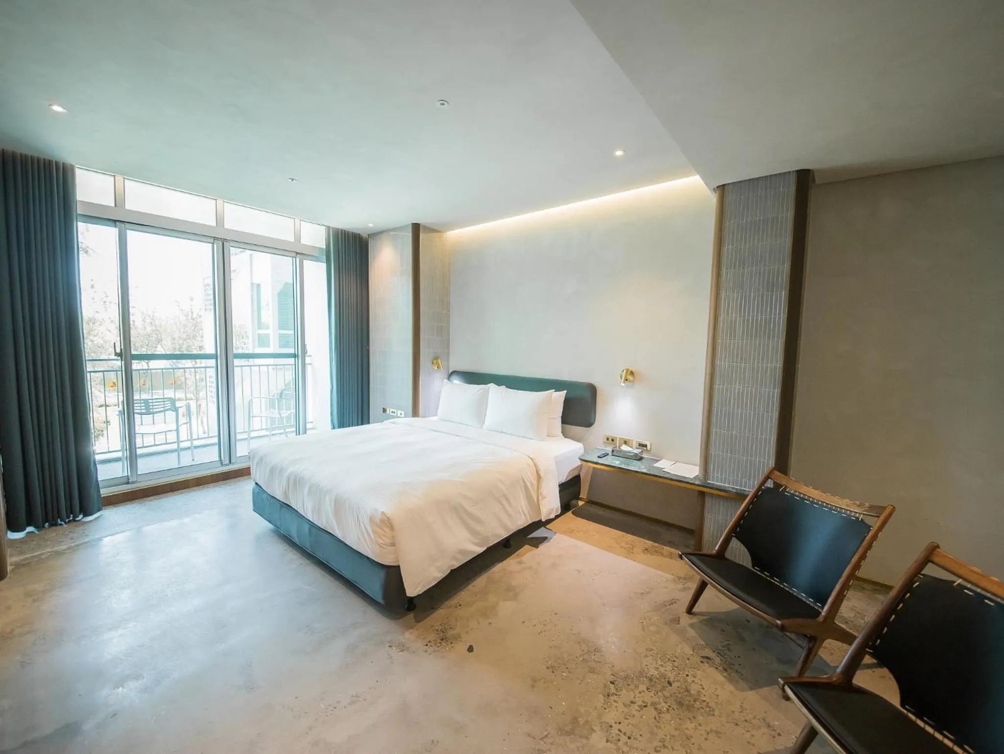 Photo of the whole room, Bed in PAPO'A Harbor Hotel