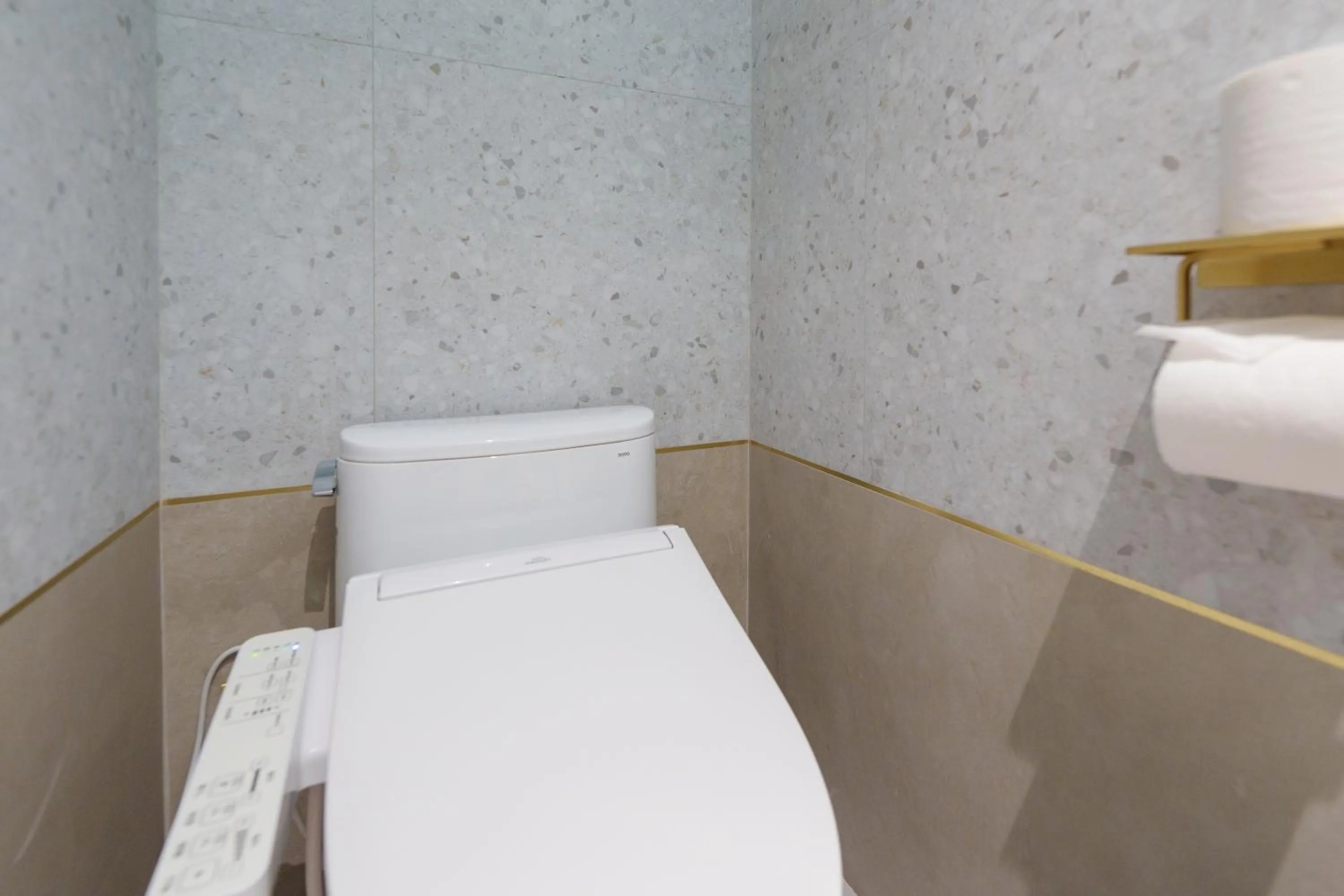 Toilet, Bed in PAPO'A Harbor Hotel