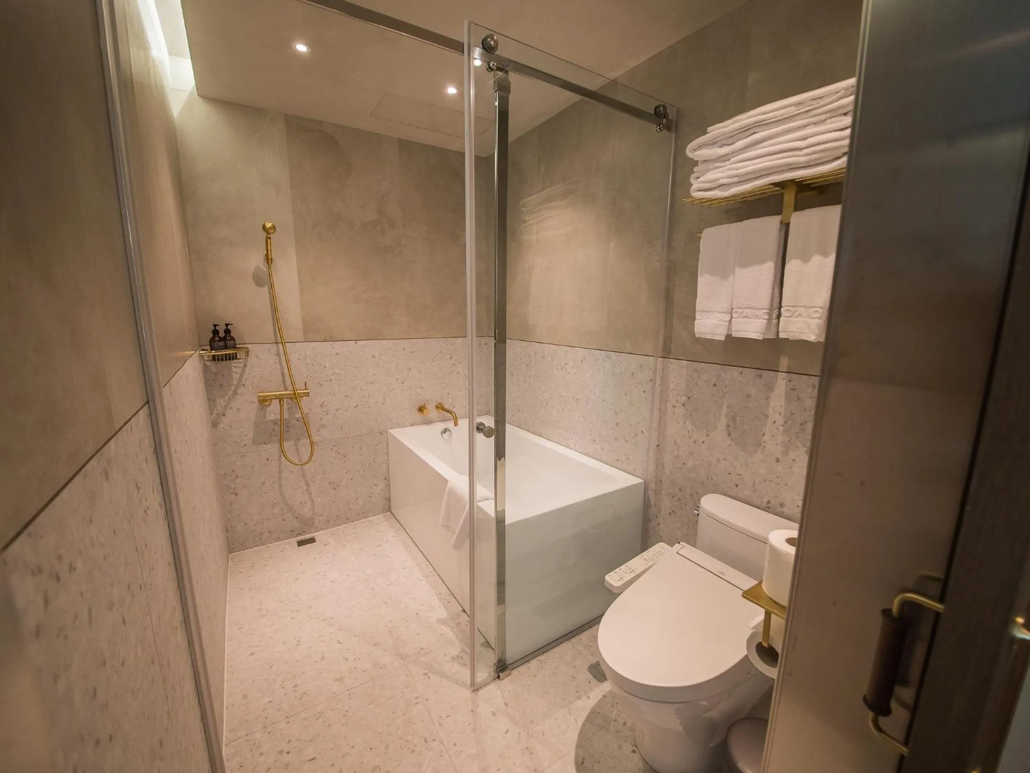 Bathroom in PAPO'A Harbor Hotel