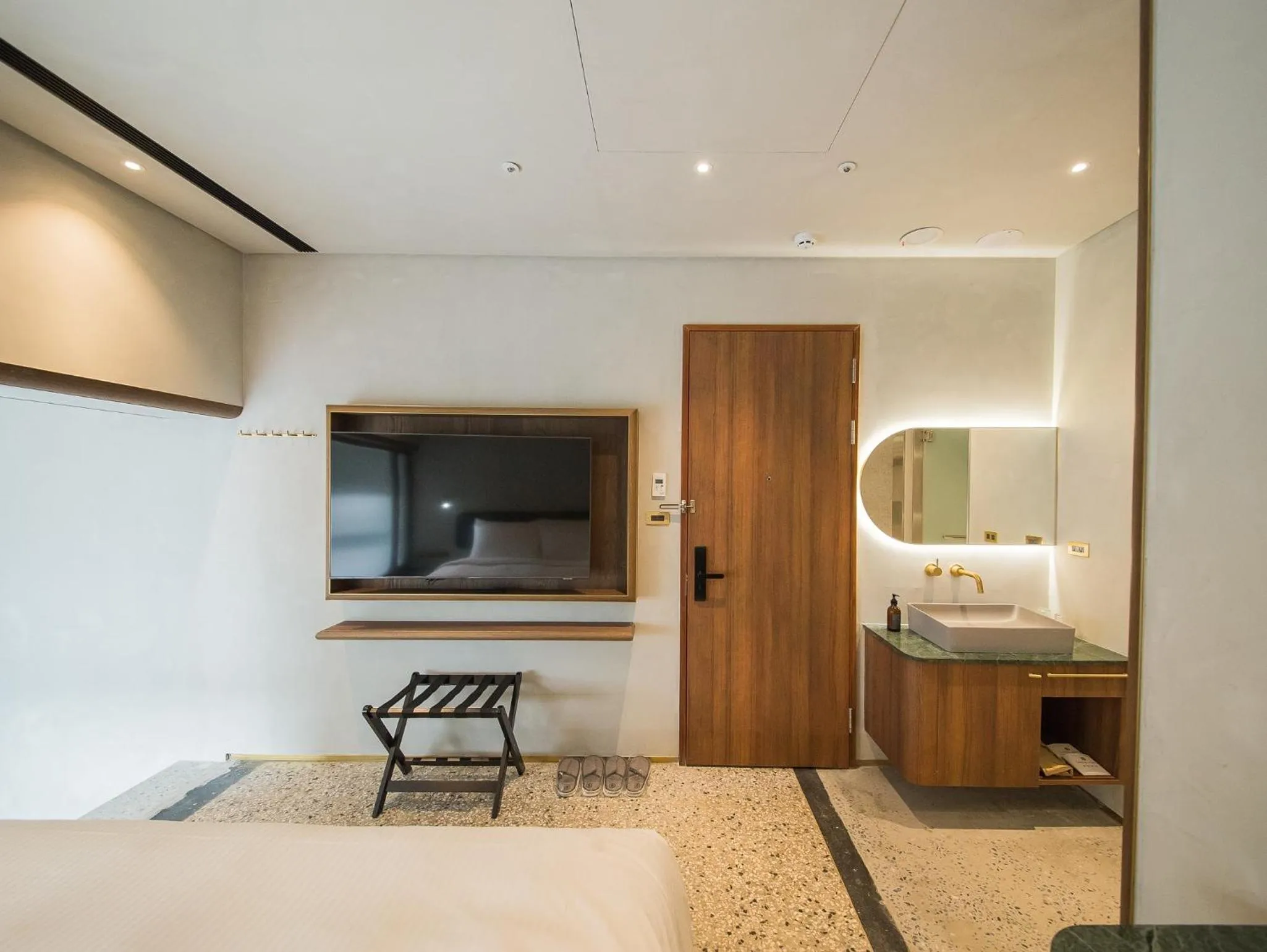 Photo of the whole room, Bed in PAPO'A Harbor Hotel