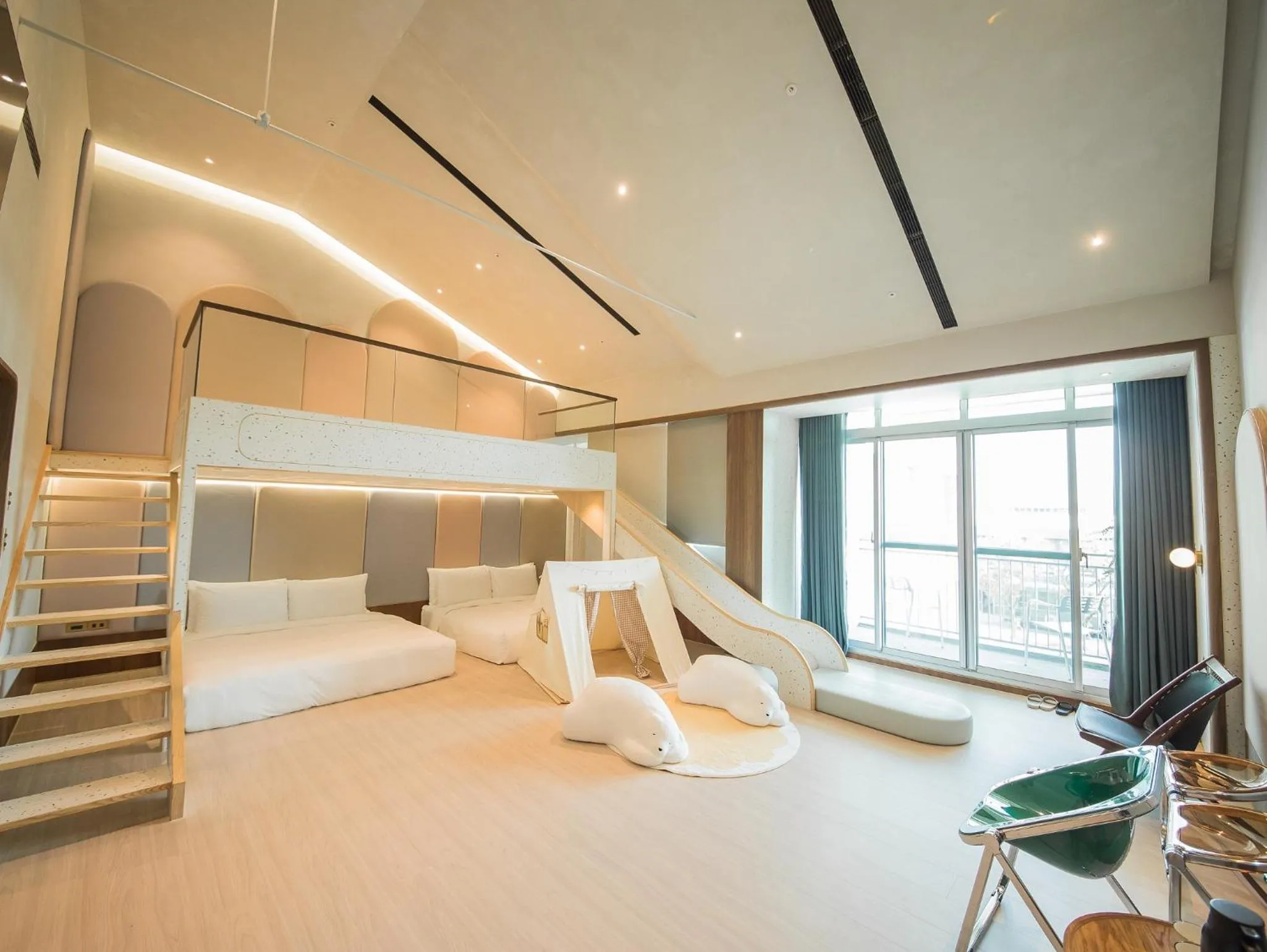 Photo of the whole room, Bed in PAPO'A Harbor Hotel