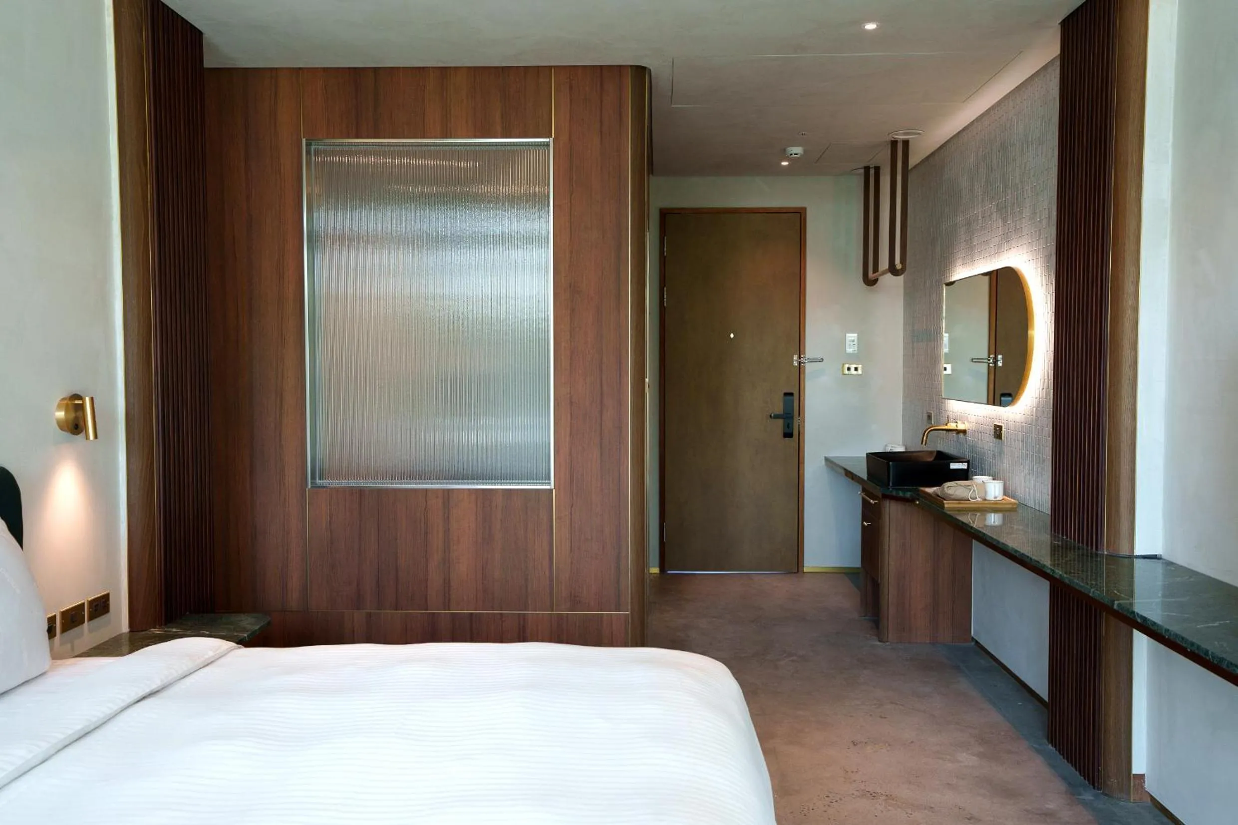 Photo of the whole room, Bed in PAPO'A Harbor Hotel