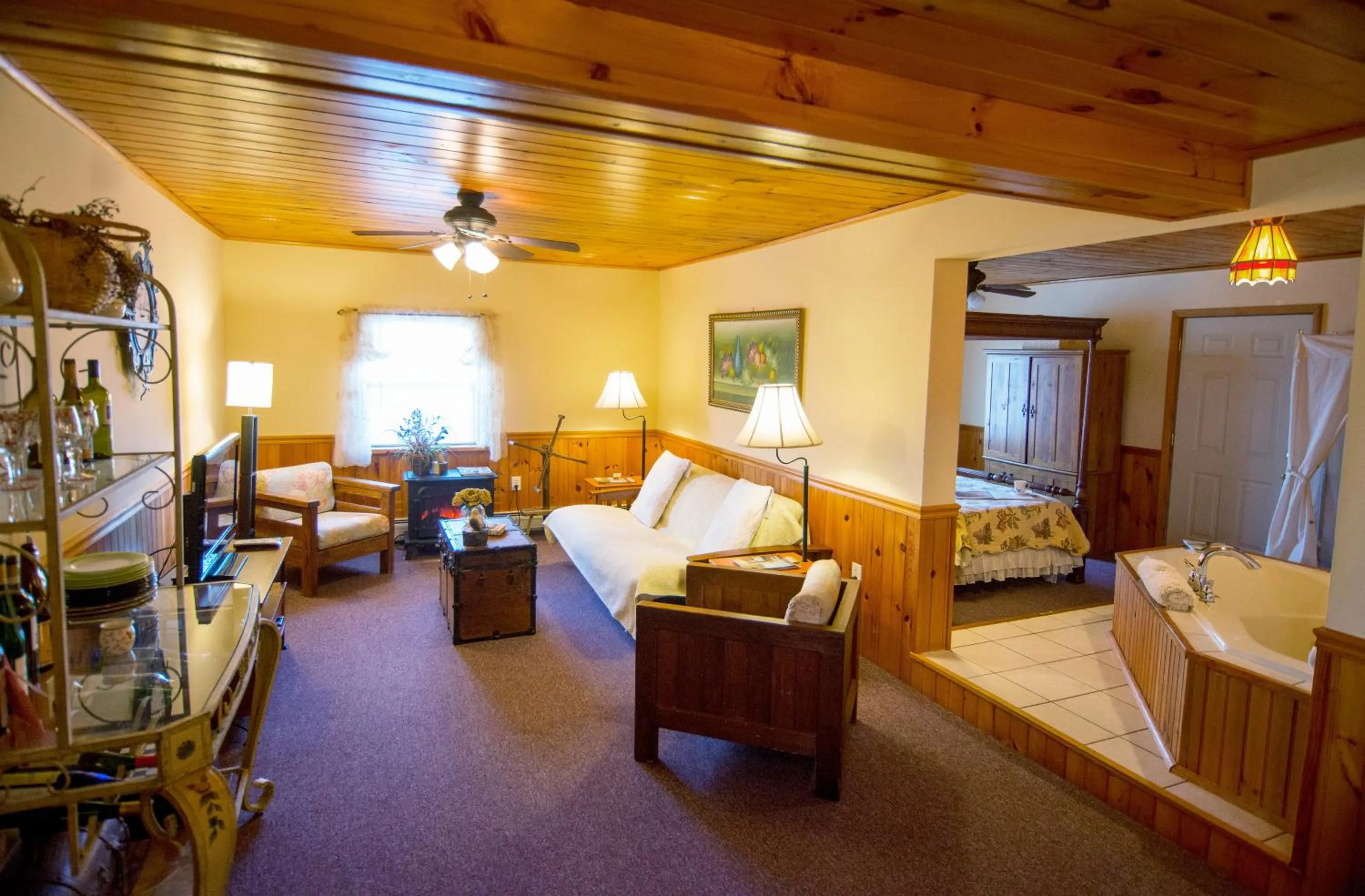 TV and multimedia in Savannah House Wine Country Inn & Cottages