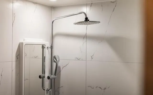 Shower in Brown Dot Hotel Suwon Jeongja Branch
