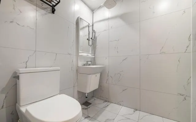 Shower in Brown Dot Hotel Suwon Jeongja Branch