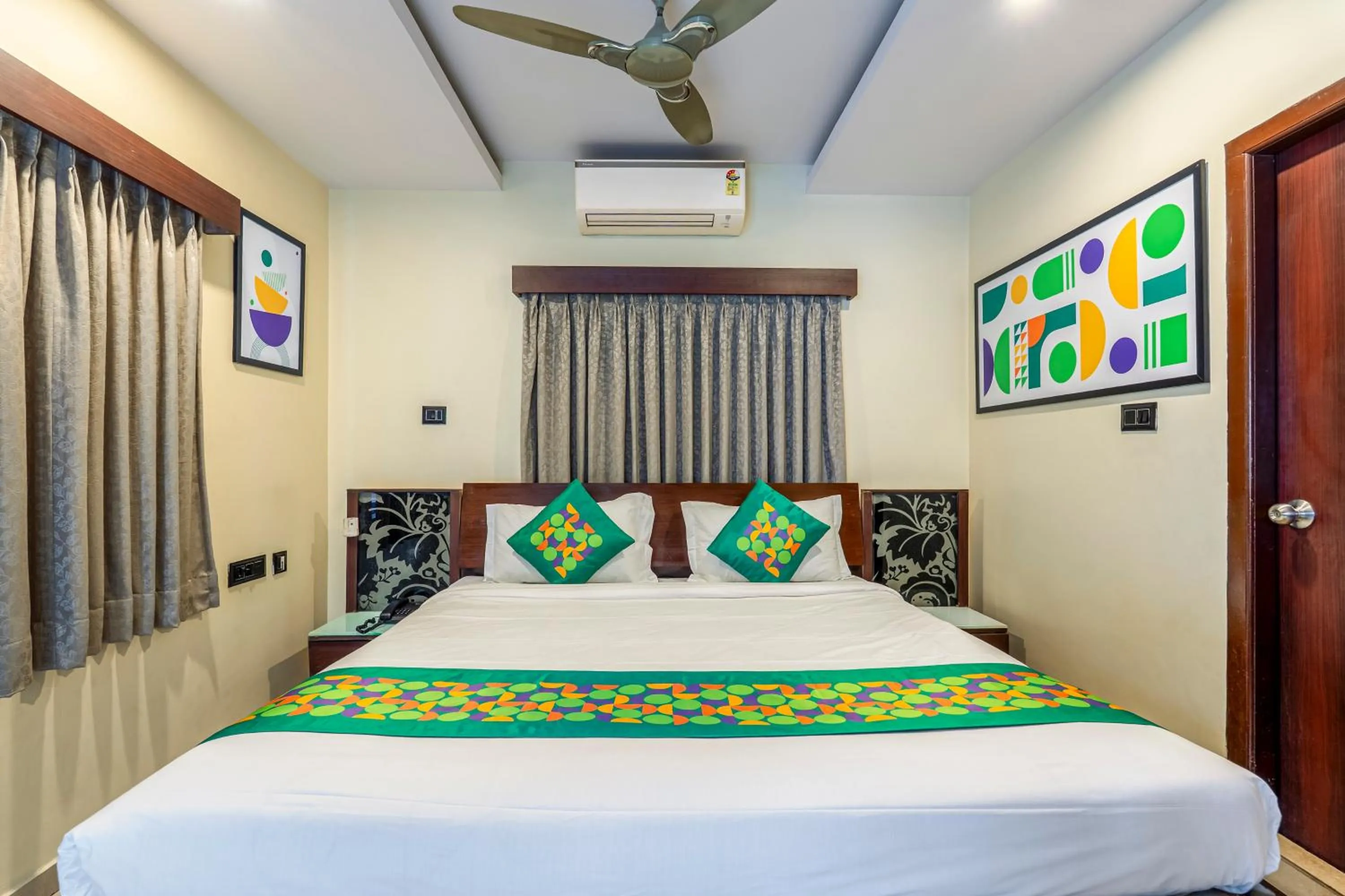 Bedroom, Bed in Treebo Marina Grand, Railway station