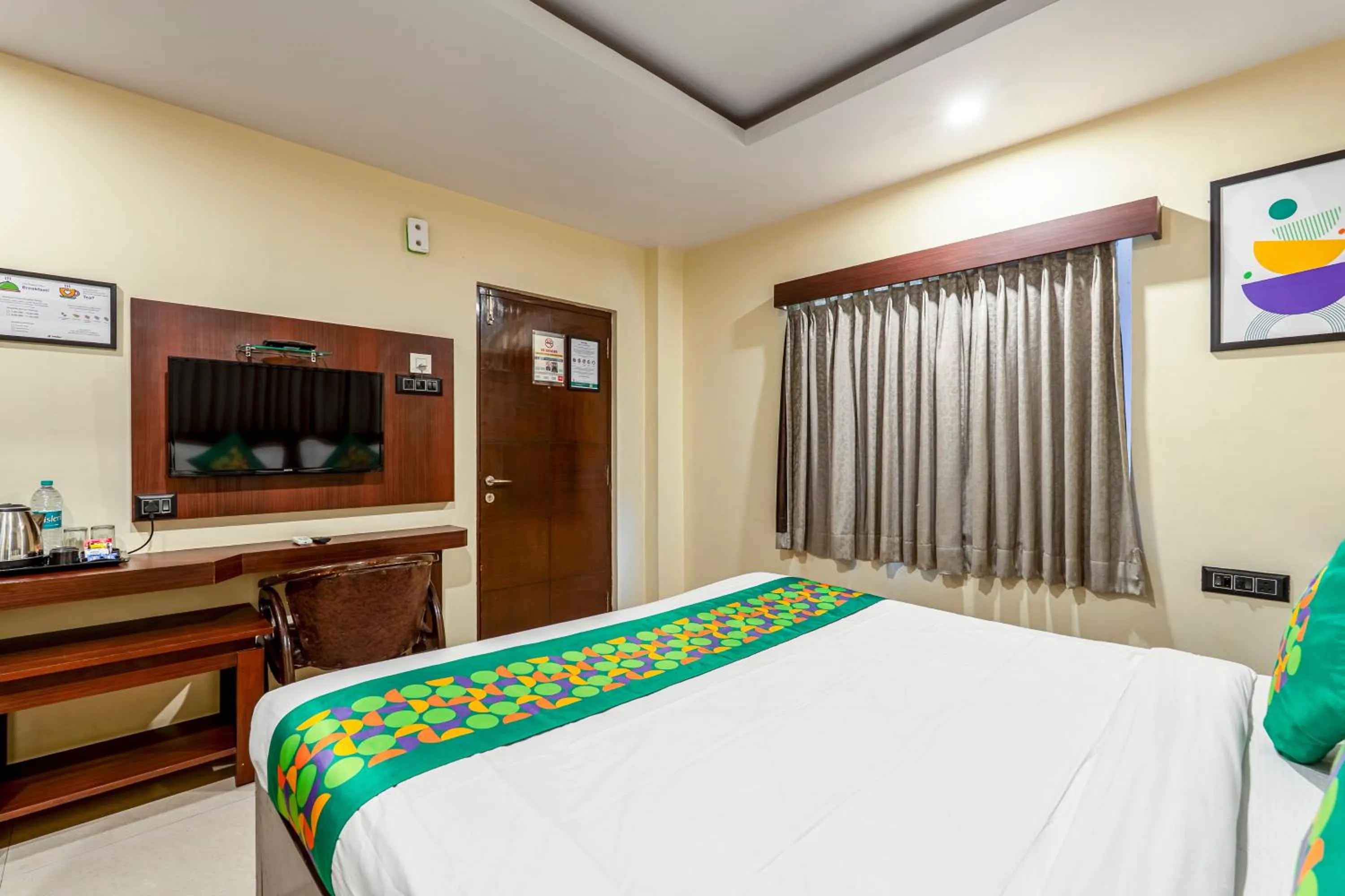 Bedroom, Bed in Treebo Marina Grand, Railway station