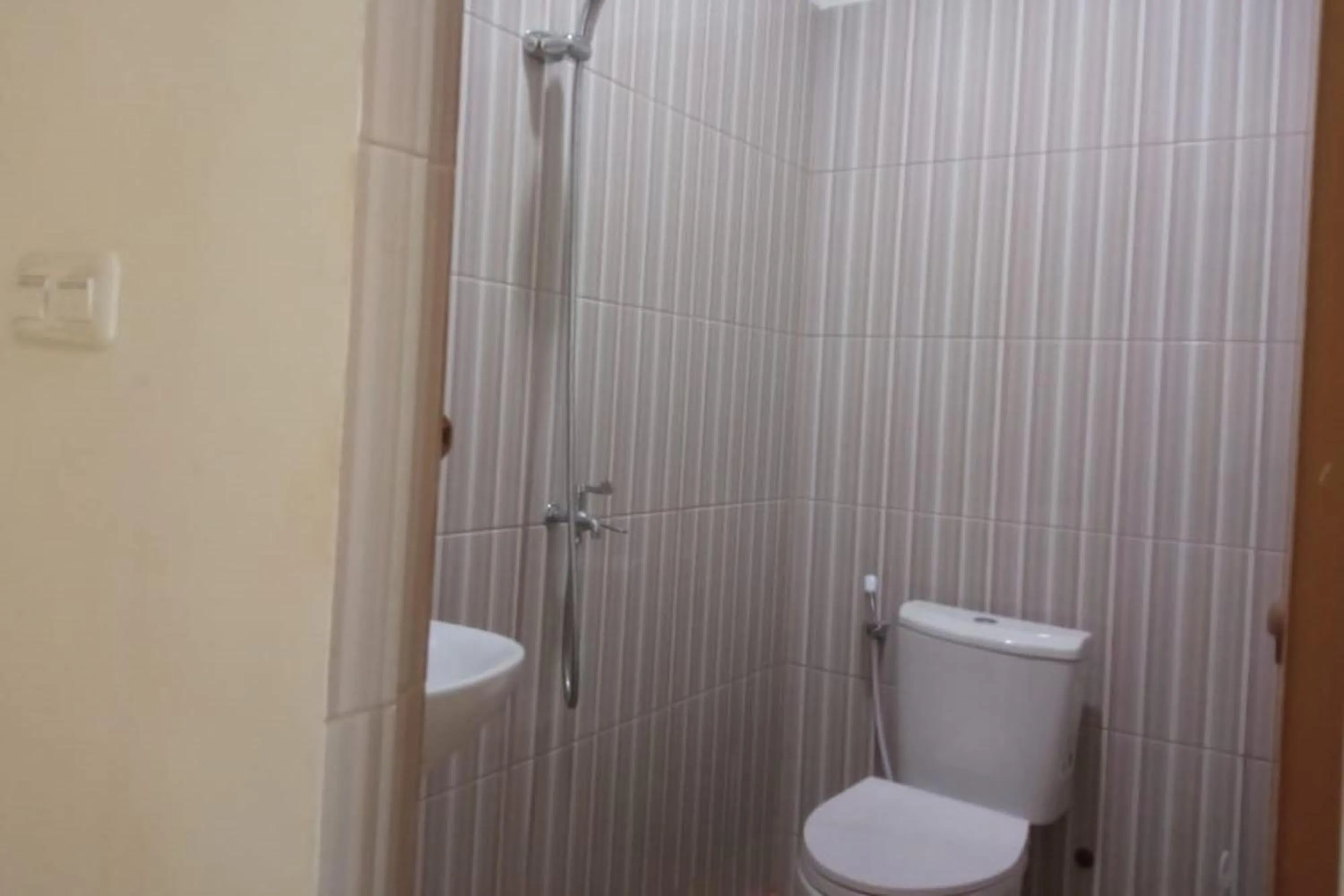 Bathroom in Hotel O Njy House SyariahNearBandara Sultan Syarif Kasim II