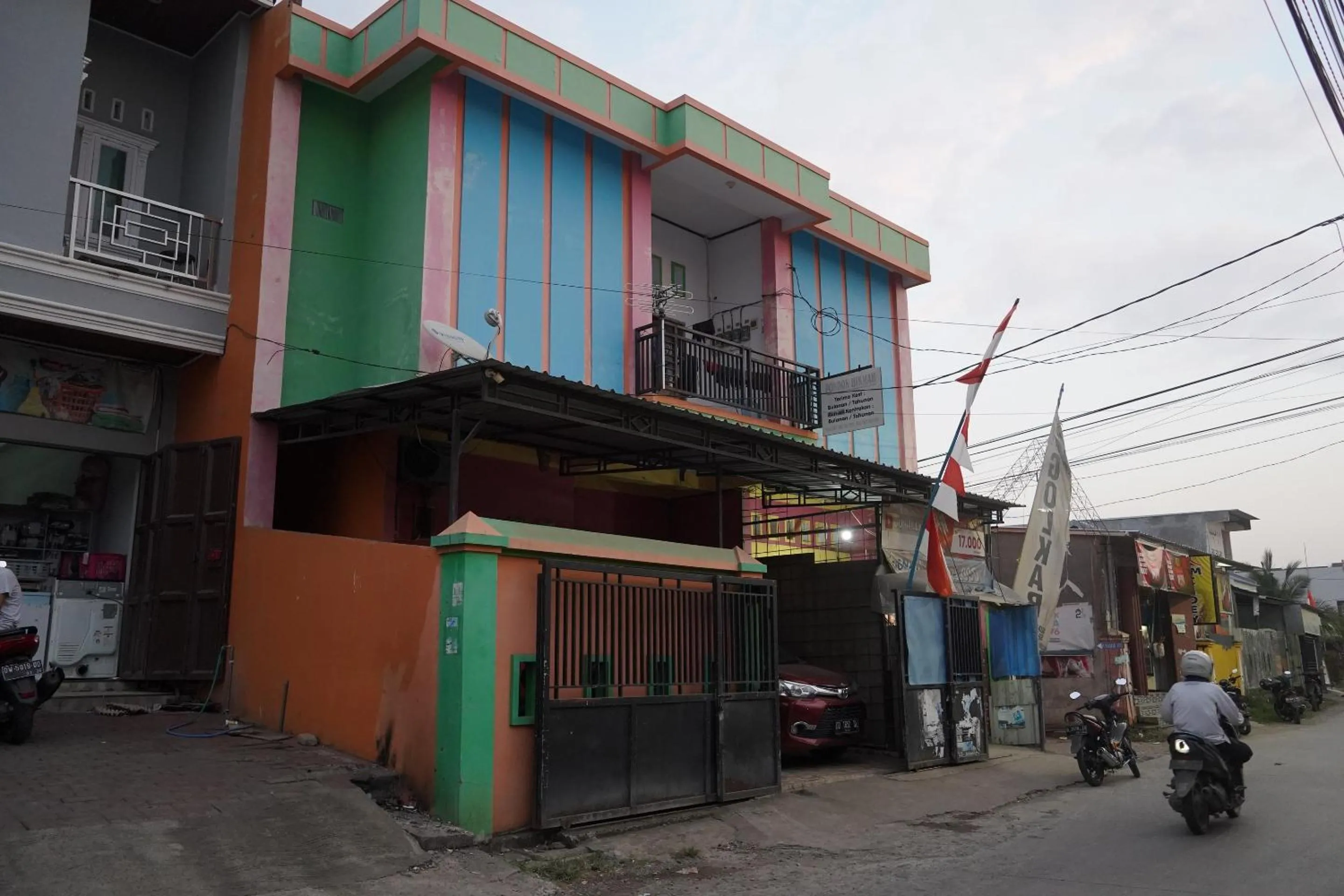 Facade/entrance in Hotel O Athirah Kost Near Permandian Wisata Istana Mappala
