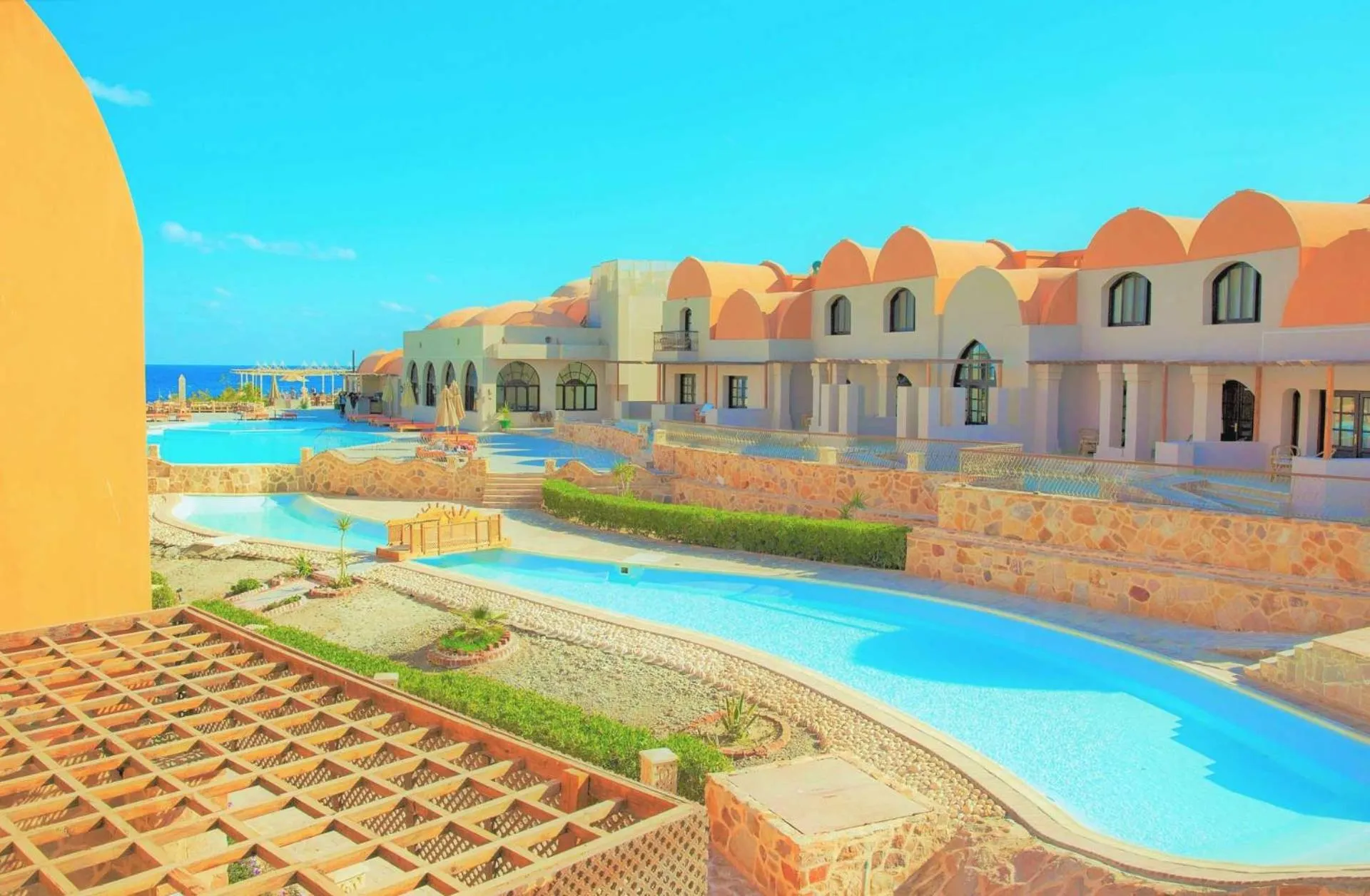 Swimming pool in Rohanou Beach Resort