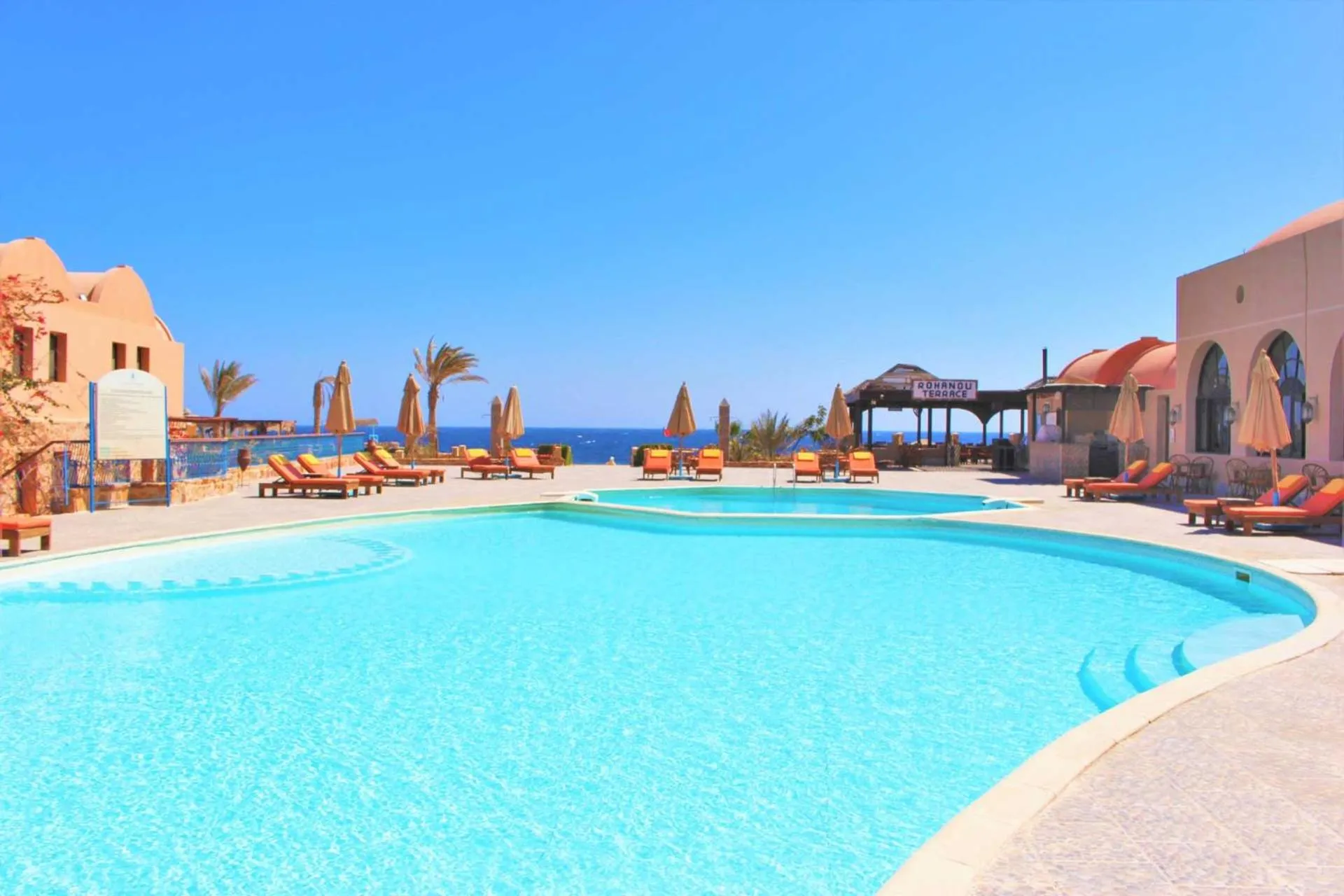 Swimming pool in Rohanou Beach Resort