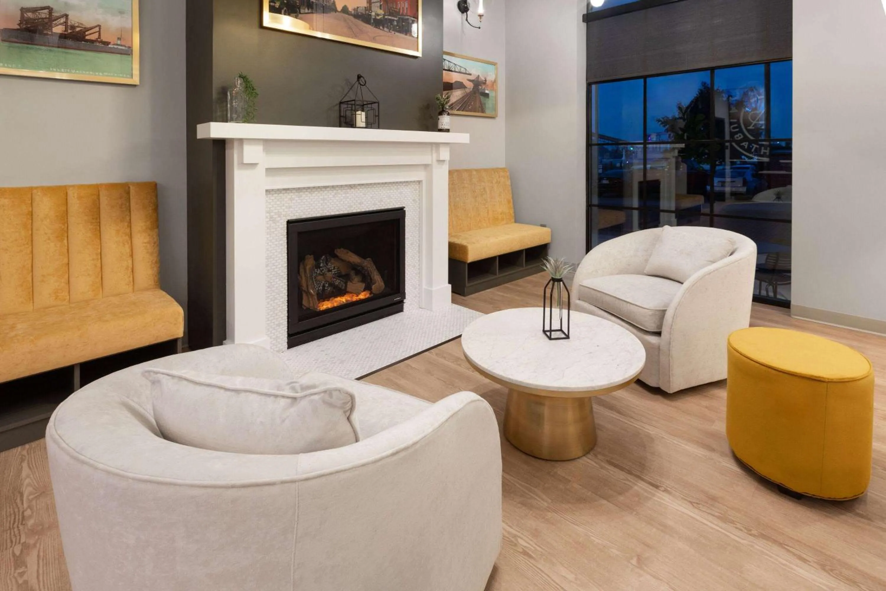 Communal lounge/ TV room in Riverbend Hotel and Suites, Trademark Collection by Wyndham