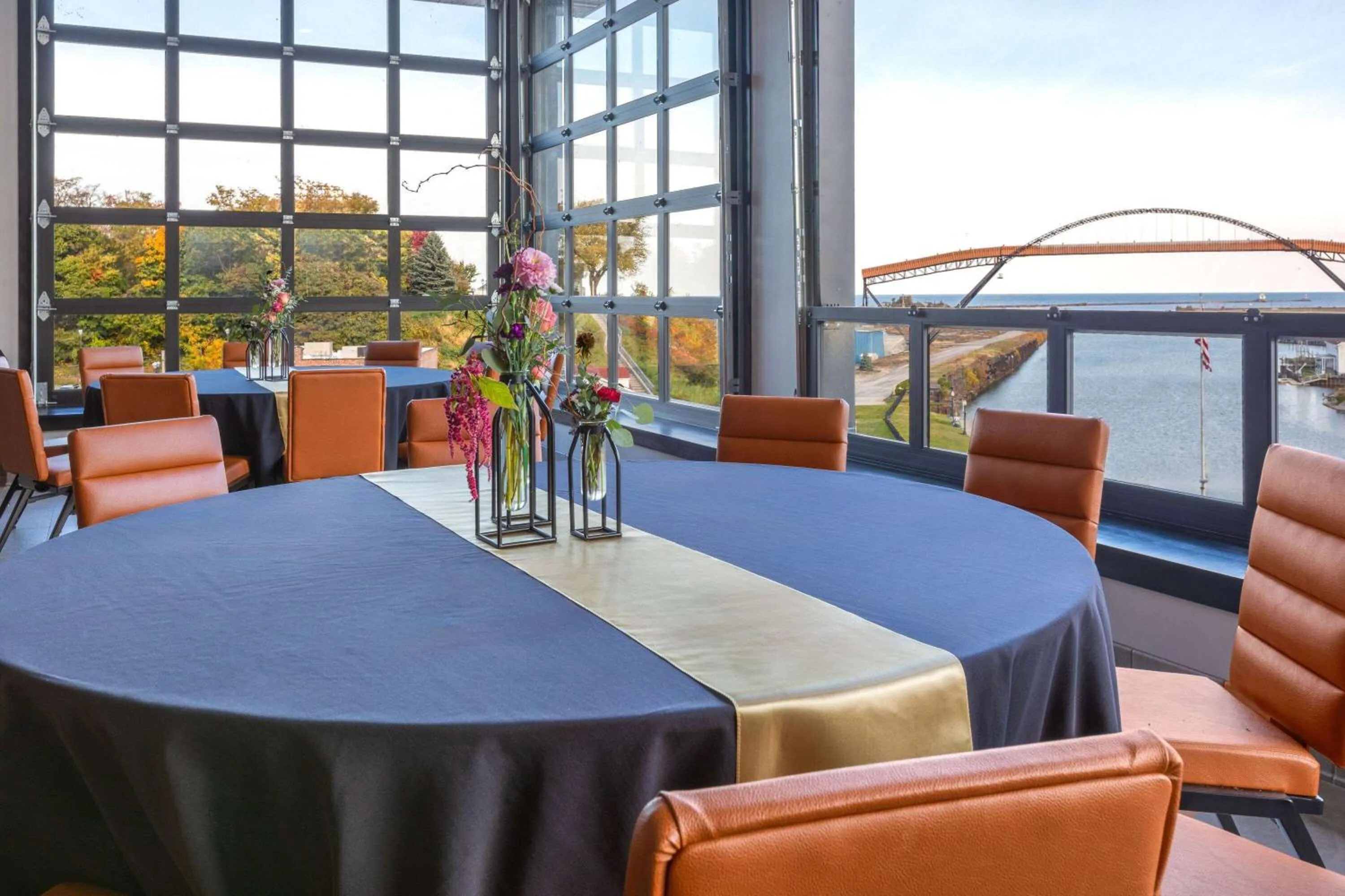 Lounge or bar in Riverbend Hotel and Suites, Trademark Collection by Wyndham