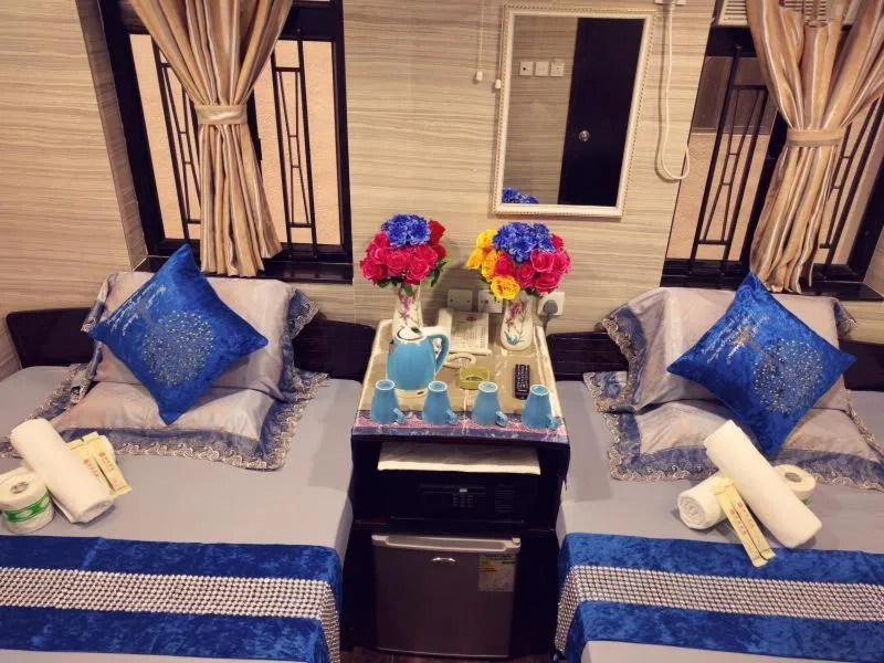 Bed in Paris Guest House DHILLON HOTEL HK LTD 24 HOUR RECEPTION BLOCK D E 10F