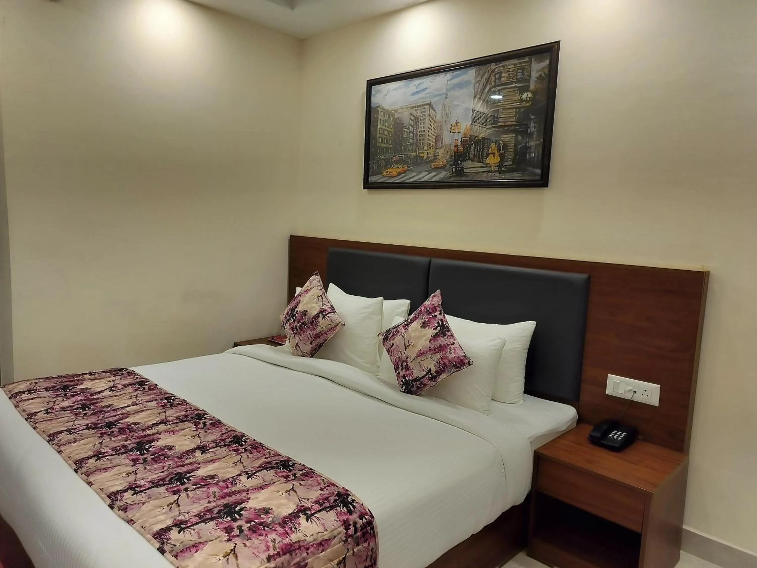 Bed in Hotel Luxe Opera NH8 - 7km from IGI Airport Delhi