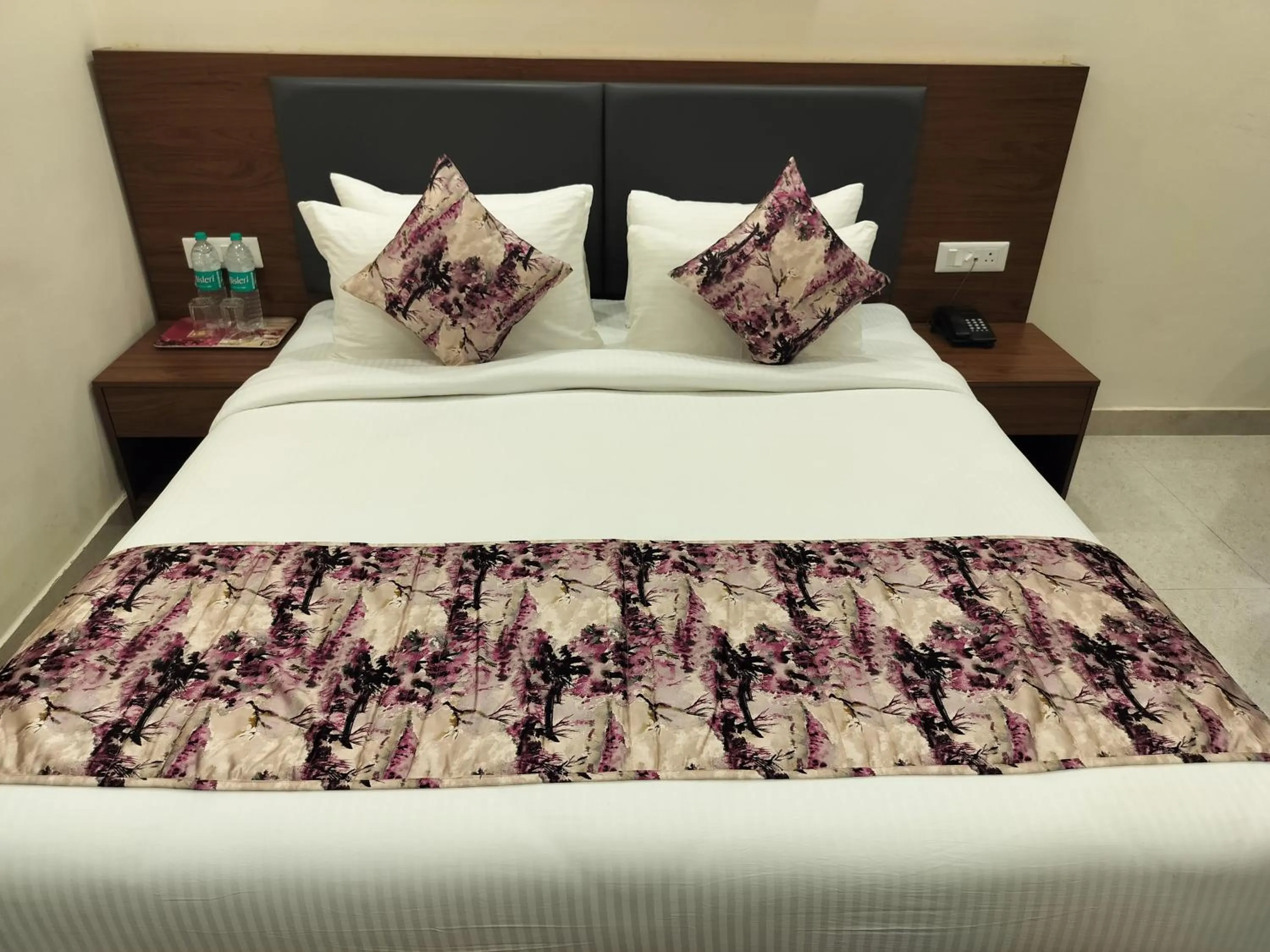 Bed in Hotel Luxe Opera NH8 - 7km from IGI Airport Delhi