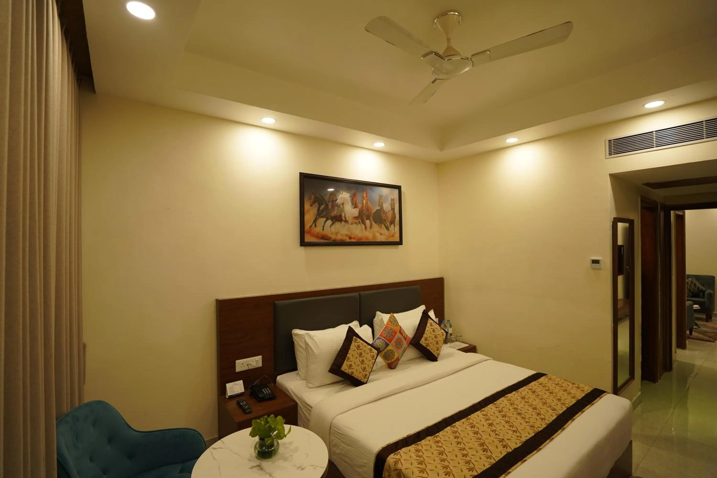 Bedroom, Bed in Hotel Luxe Opera NH8 - 7km from IGI Airport Delhi