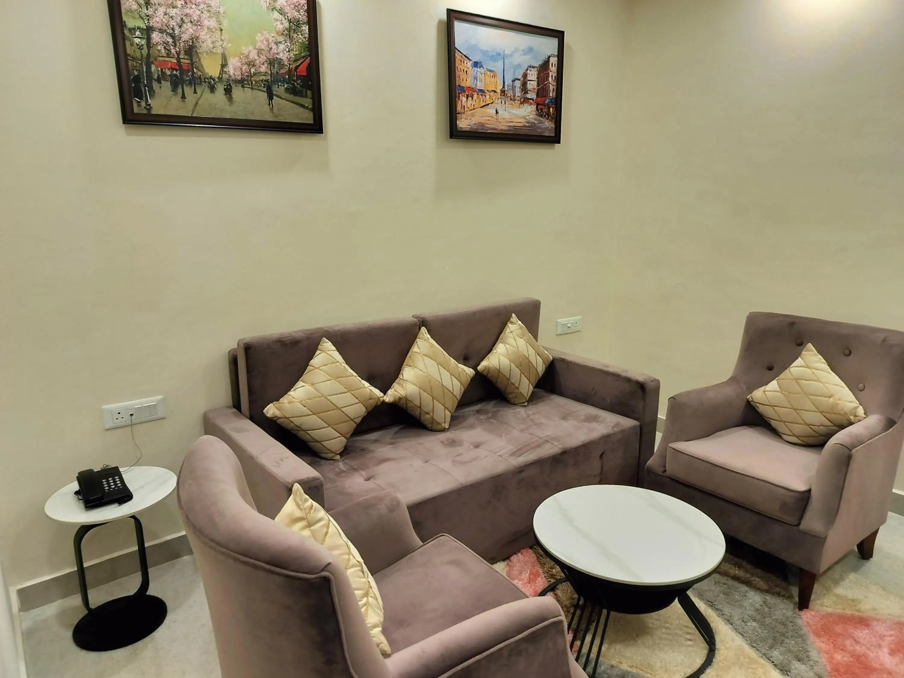 Living room in Hotel Luxe Opera NH8 - 7km from IGI Airport Delhi