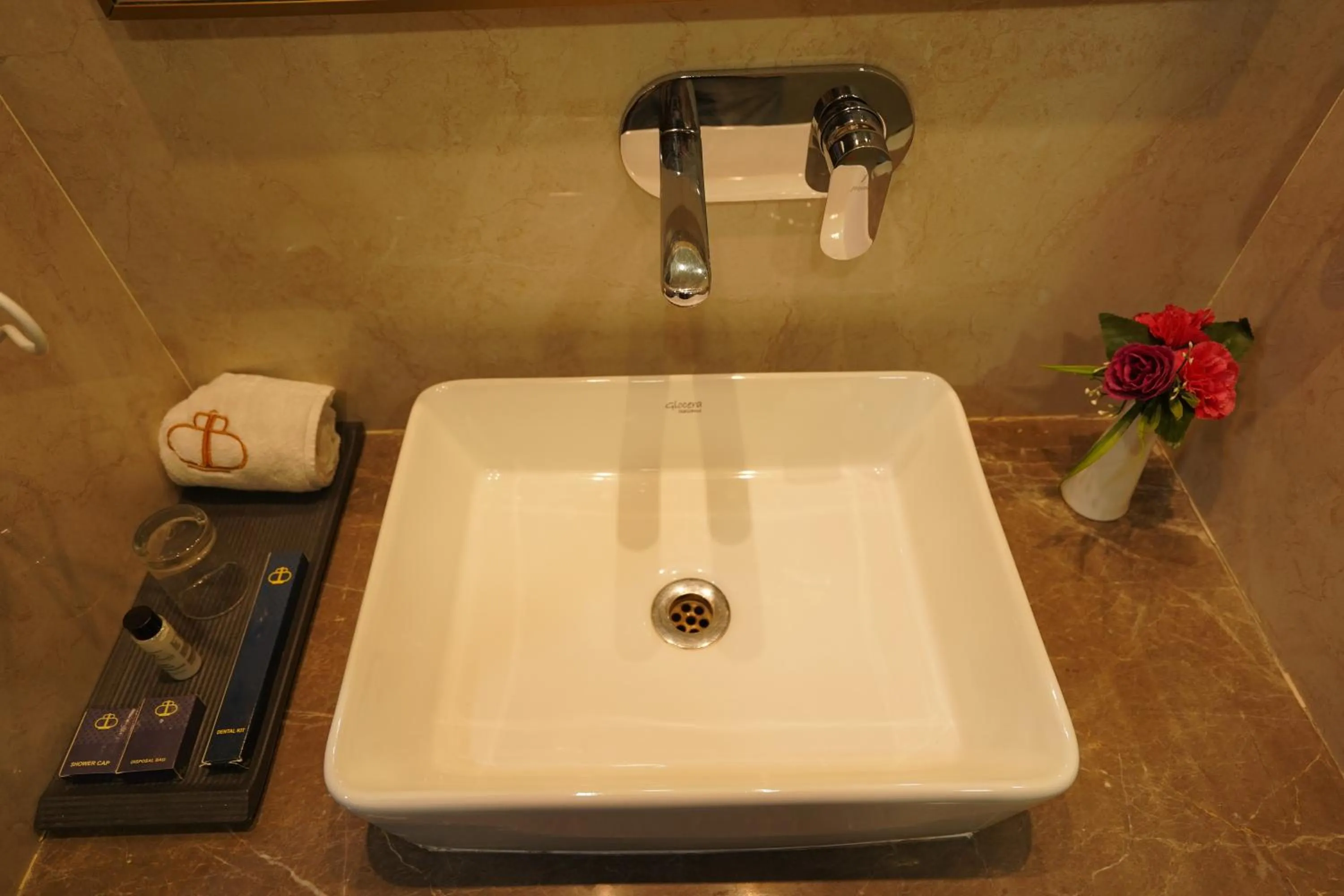 Bathroom in Hotel Luxe Opera NH8 - 7km from IGI Airport Delhi