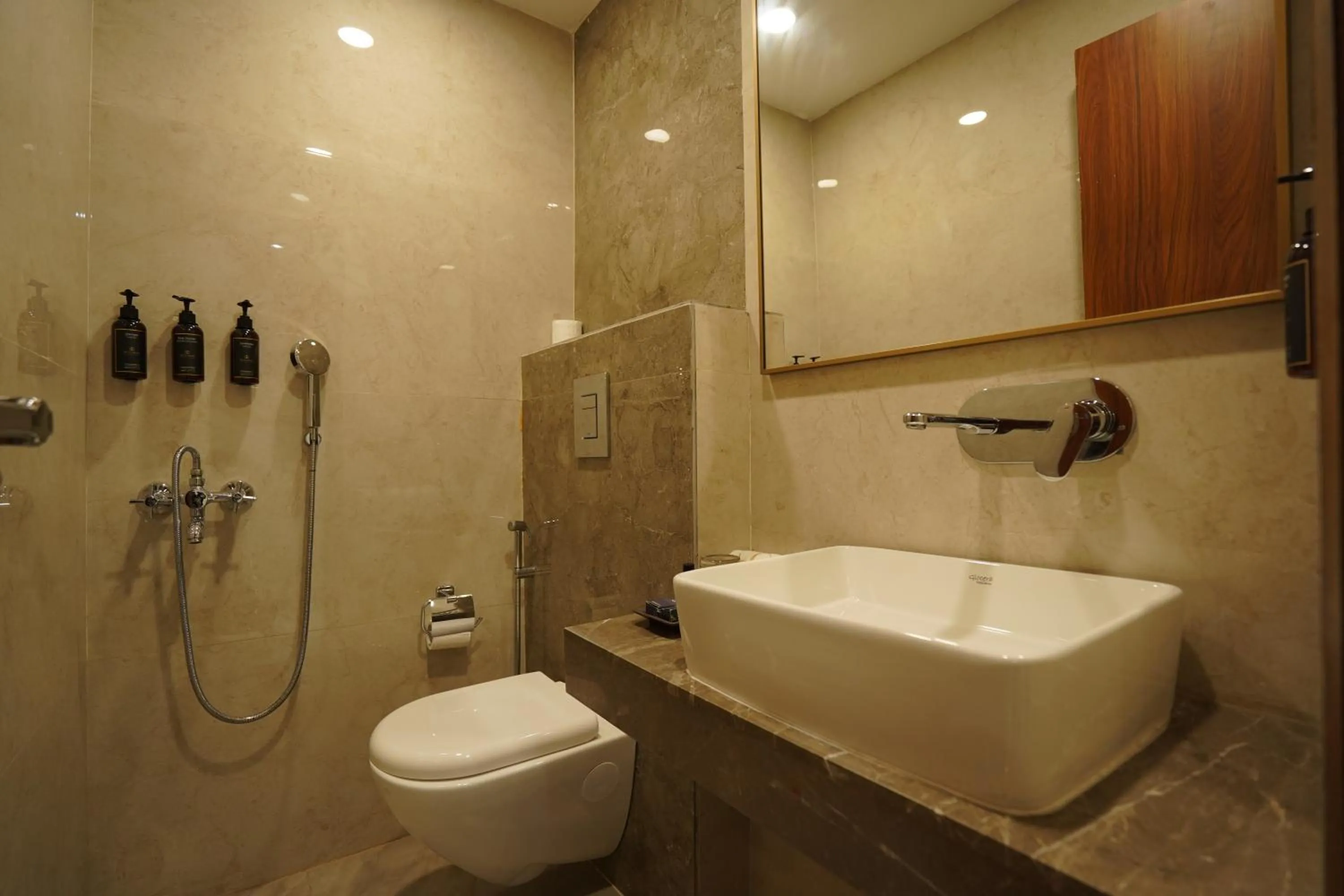 Bathroom in Hotel Luxe Opera NH8 - 7km from IGI Airport Delhi