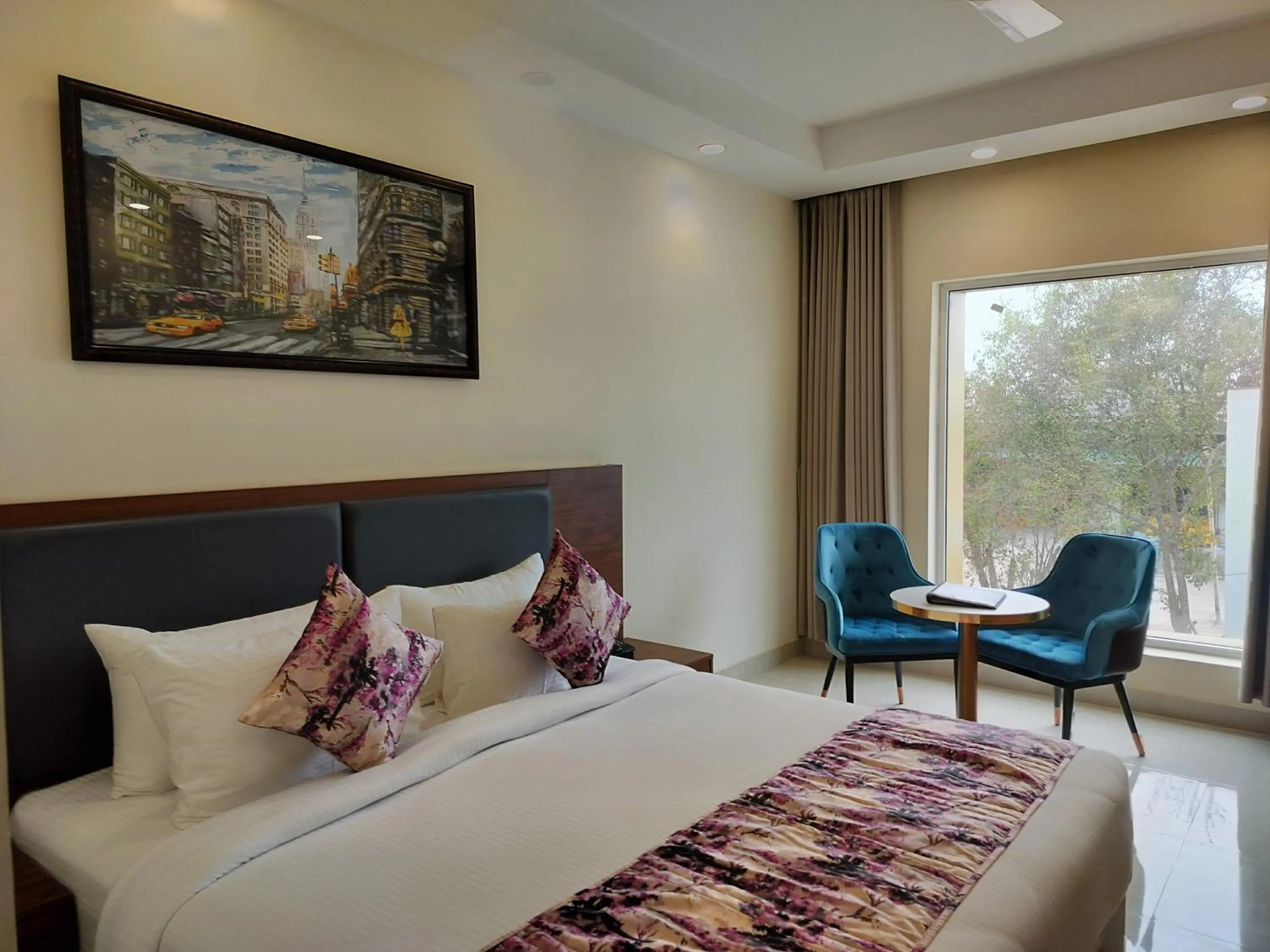View (from property/room), Bed in Hotel Luxe Opera NH8 - 7km from IGI Airport Delhi