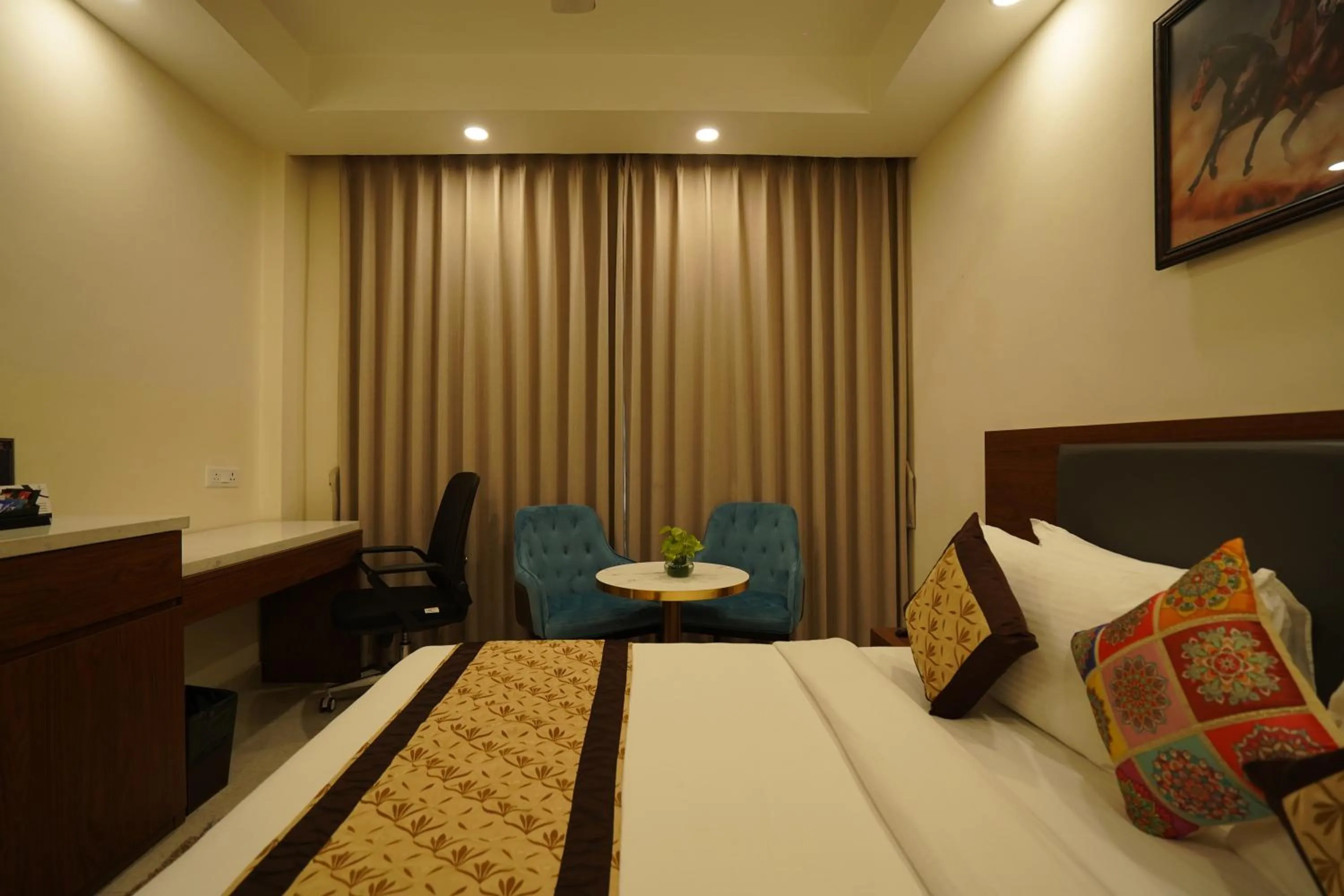 Bedroom, Bed in Hotel Luxe Opera NH8 - 7km from IGI Airport Delhi