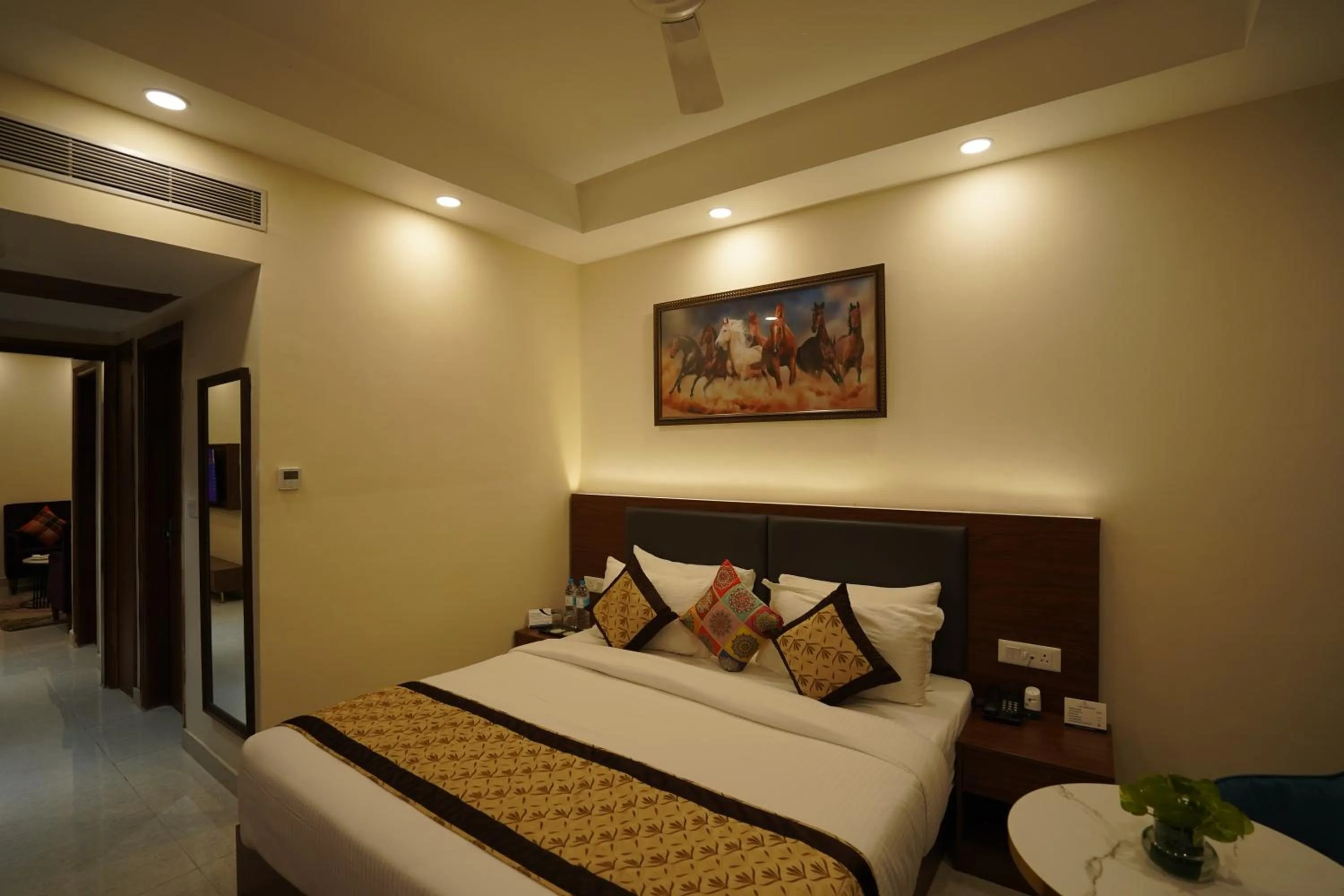 Bedroom, Bed in Hotel Luxe Opera NH8 - 7km from IGI Airport Delhi