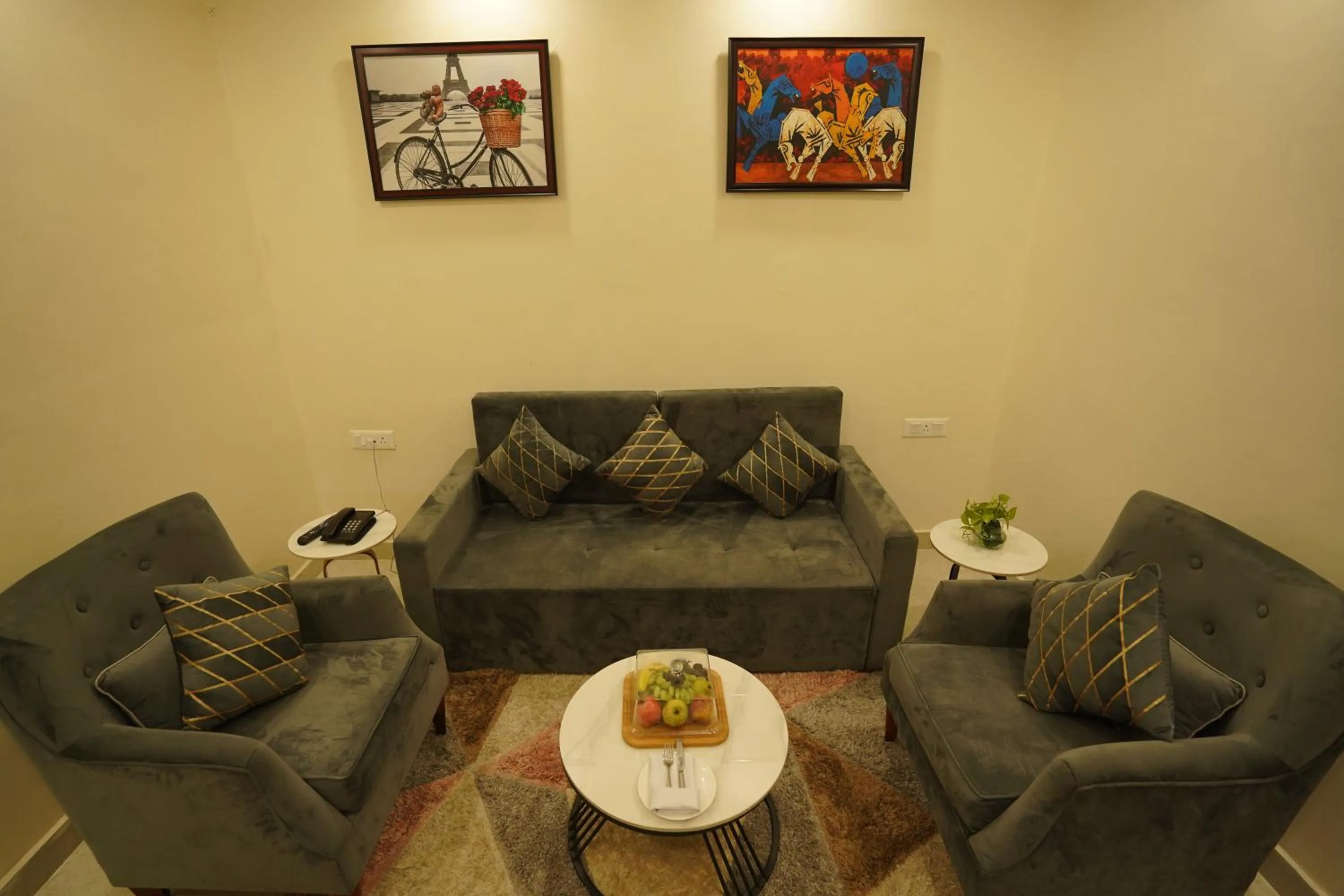 Living room in Hotel Luxe Opera NH8 - 7km from IGI Airport Delhi