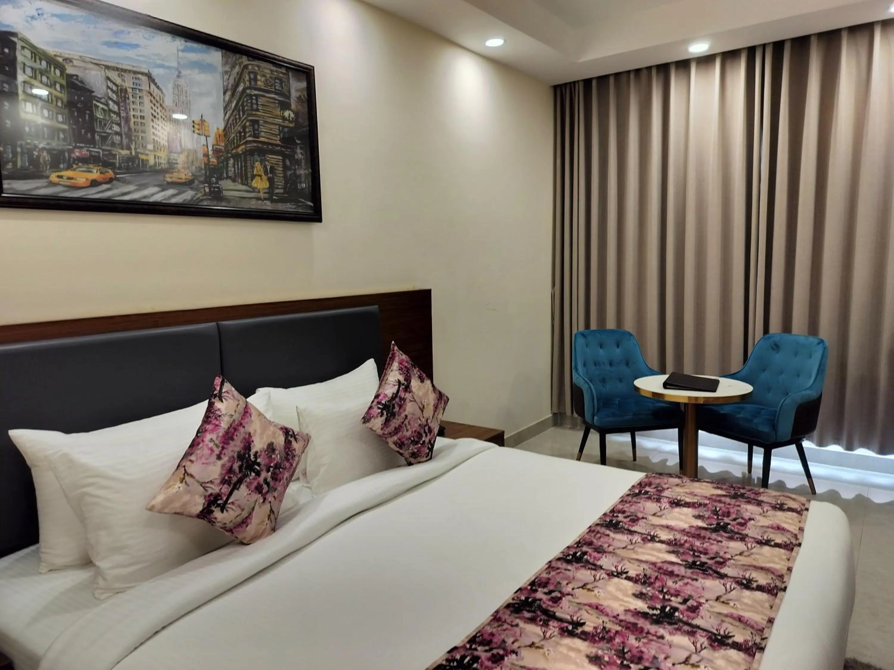 Bedroom, Bed in Hotel Luxe Opera NH8 - 7km from IGI Airport Delhi