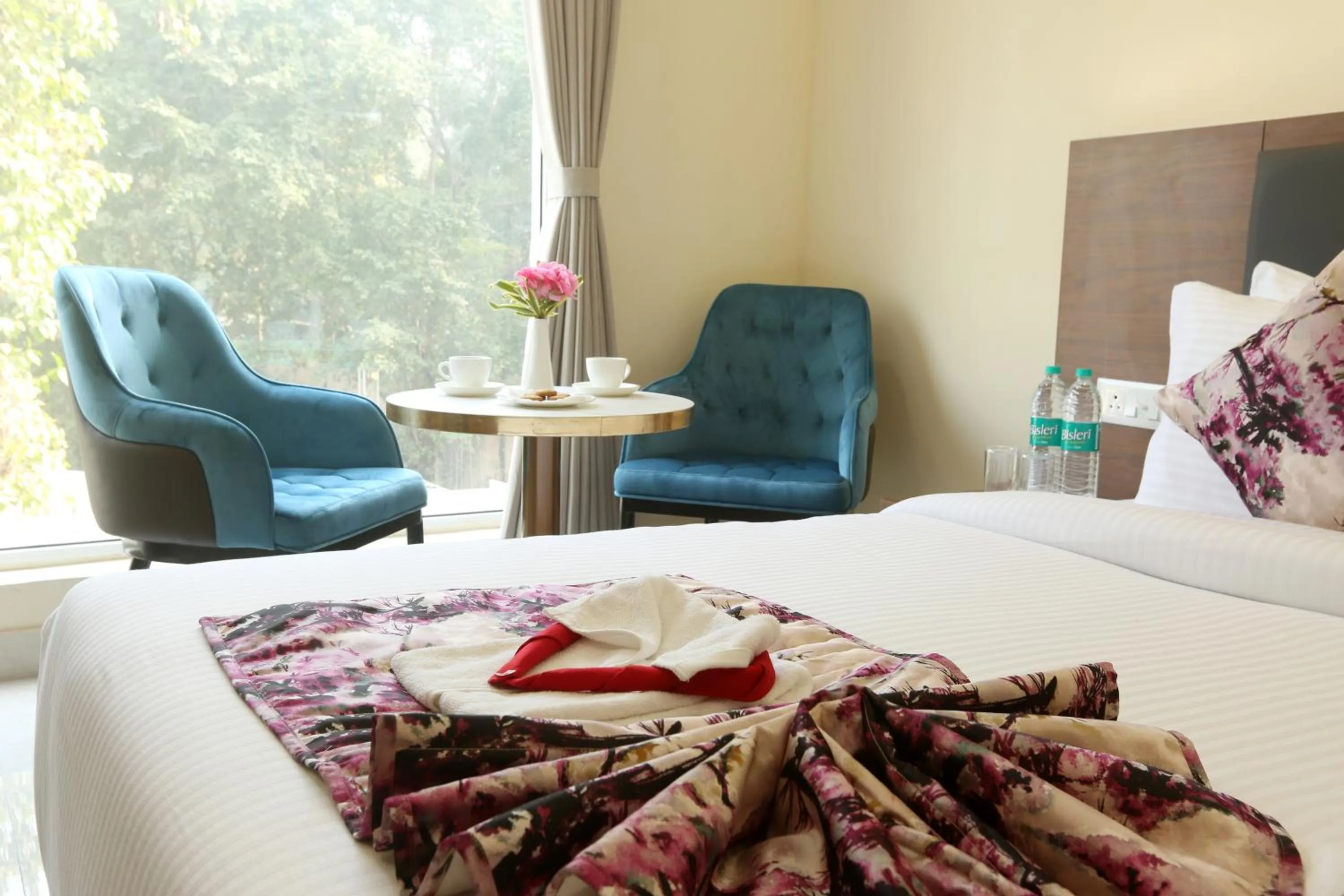 Bed in Hotel Luxe Opera NH8 - 7km from IGI Airport Delhi