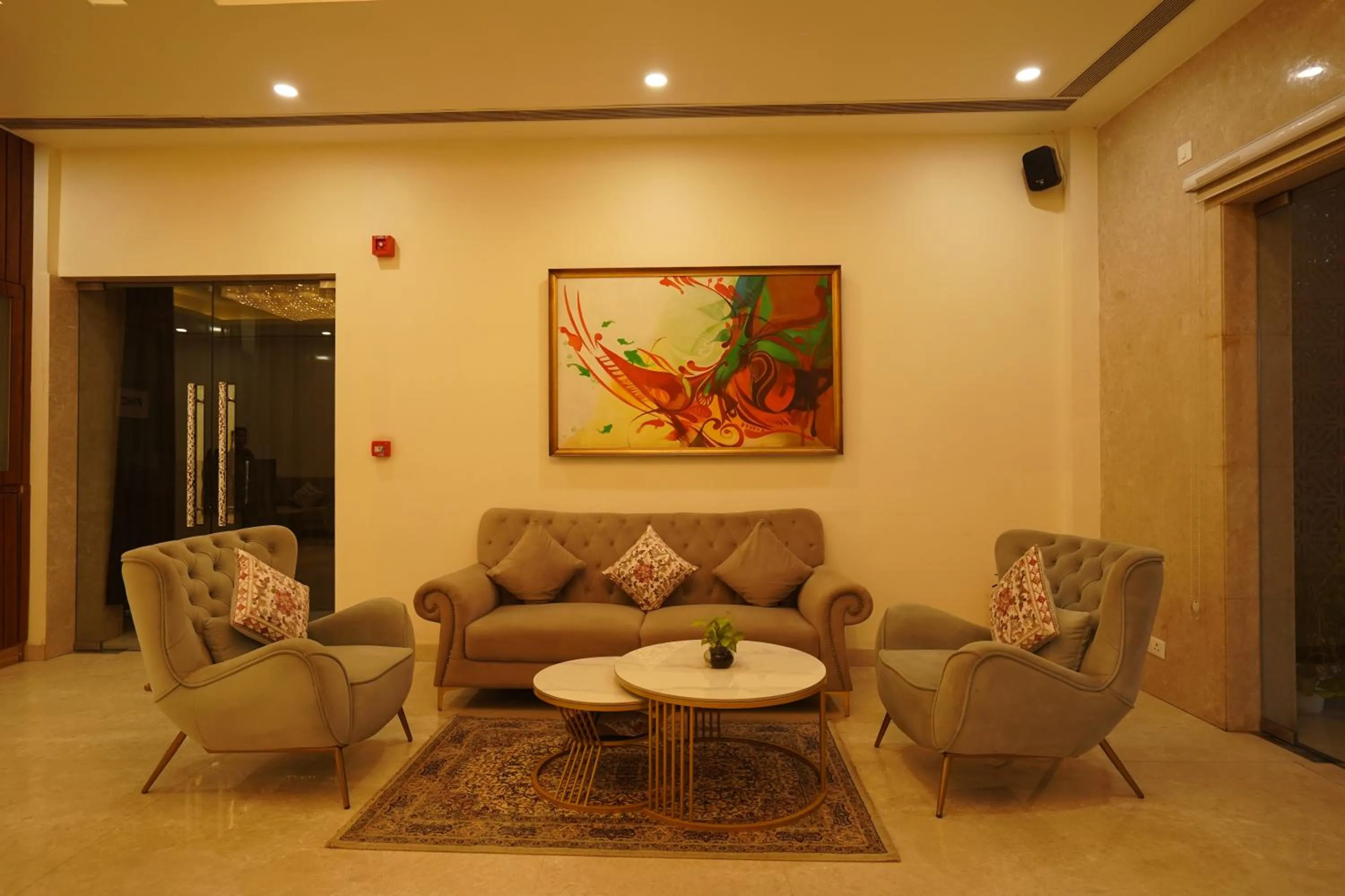 Lobby or reception in Hotel Luxe Opera NH8 - 7km from IGI Airport Delhi