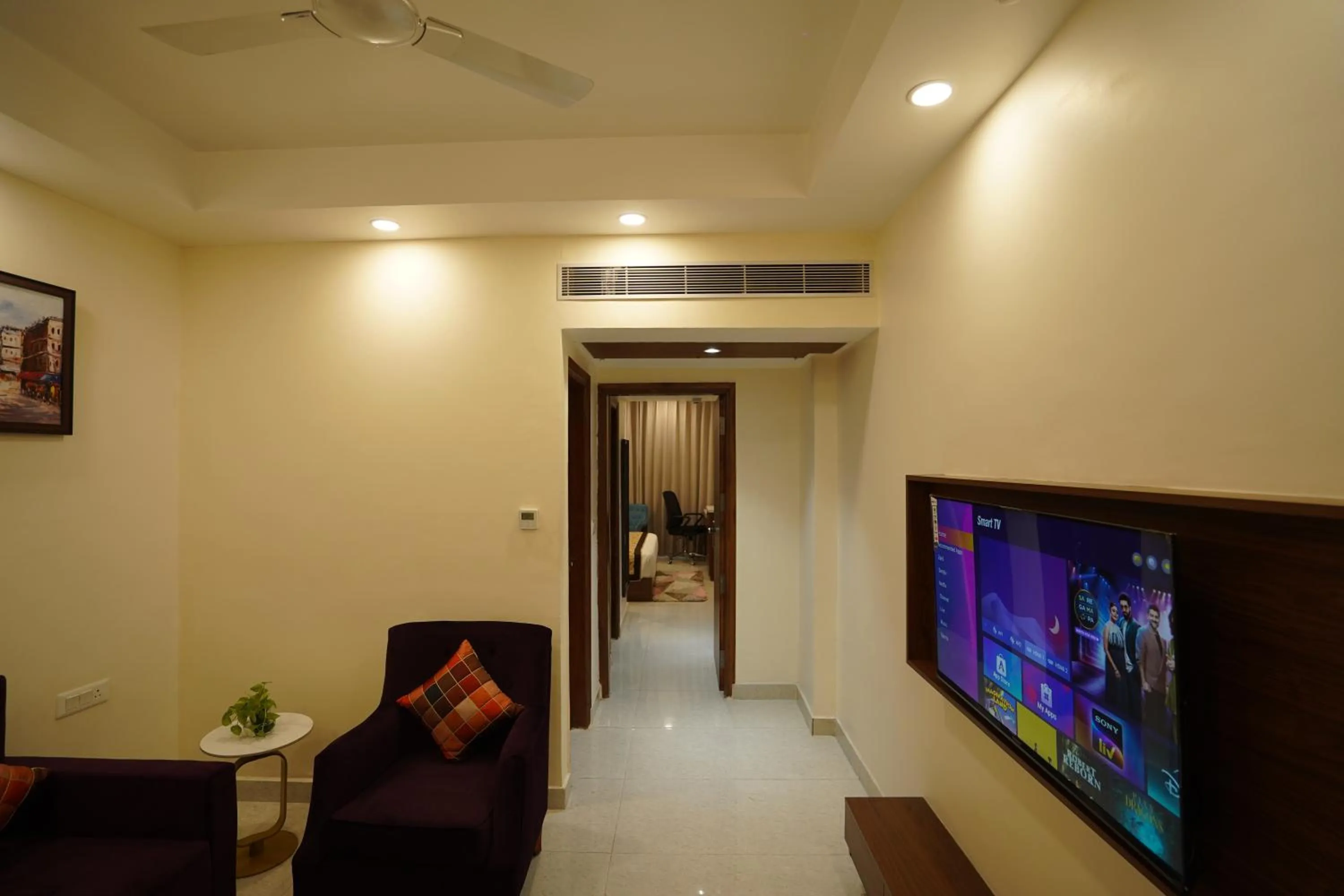 Bedroom in Hotel Luxe Opera NH8 - 7km from IGI Airport Delhi