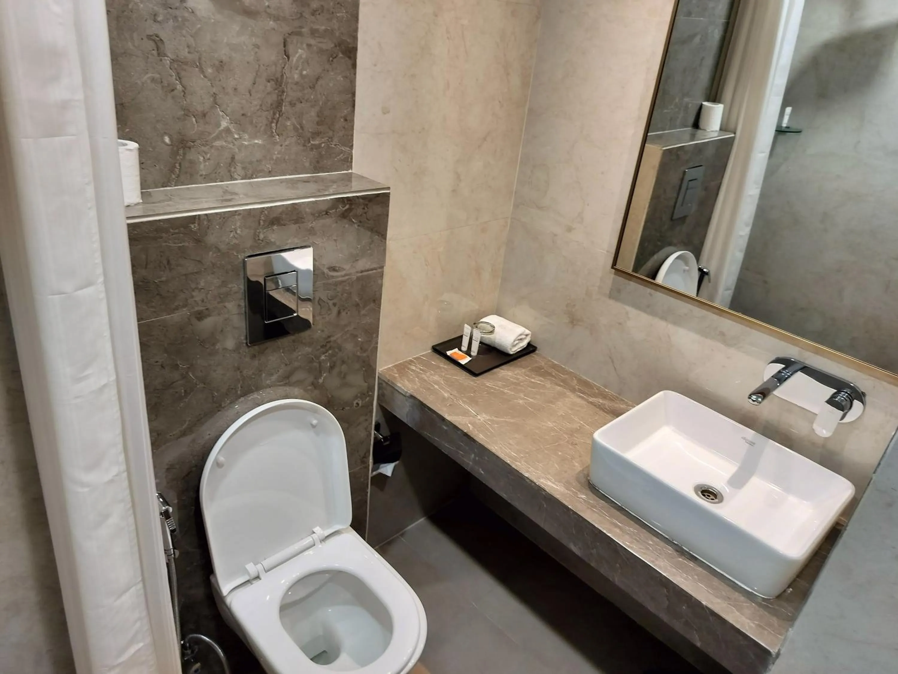Bathroom in Hotel Luxe Opera NH8 - 7km from IGI Airport Delhi
