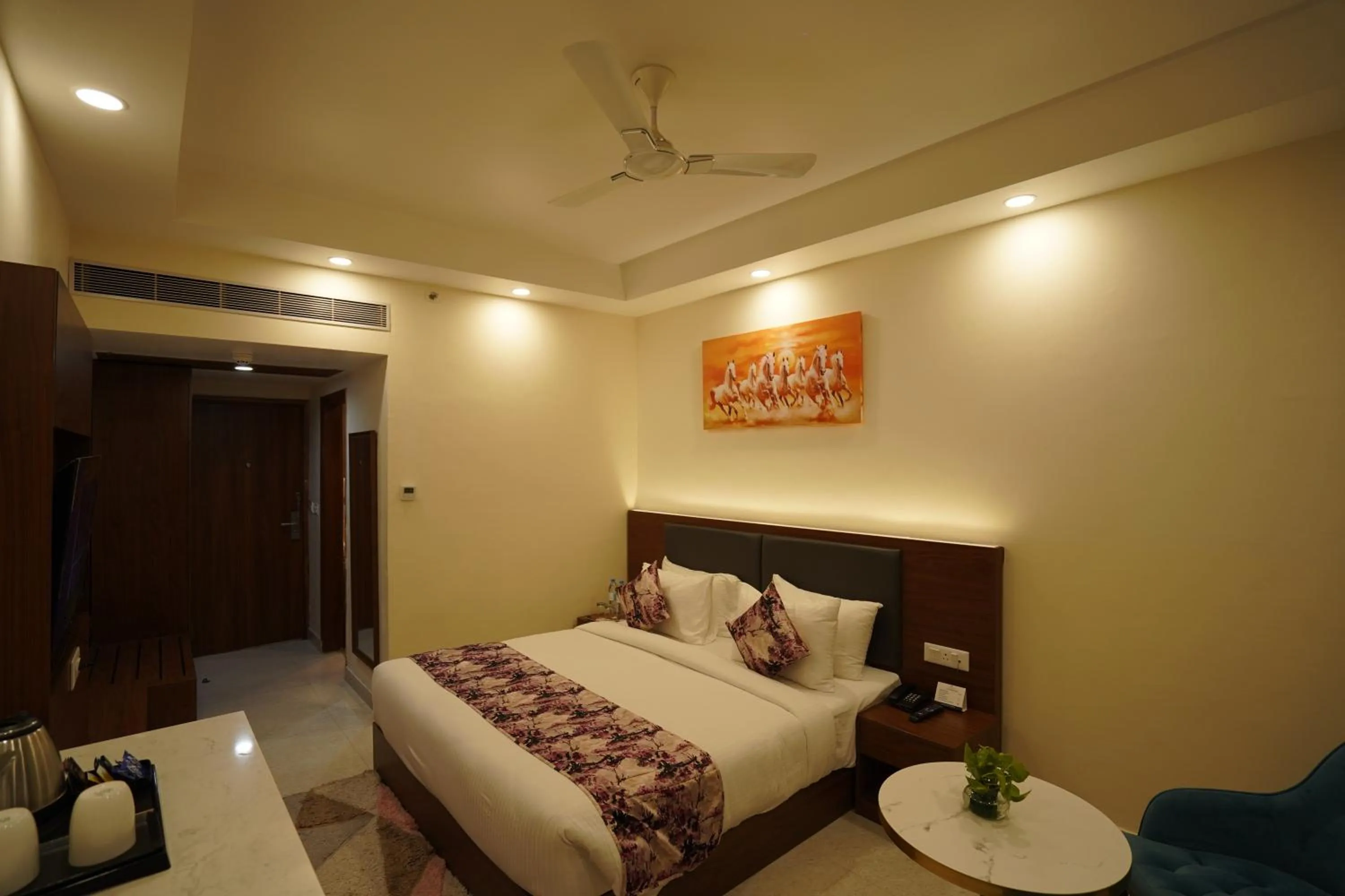 Bedroom, Bed in Hotel Luxe Opera NH8 - 7km from IGI Airport Delhi