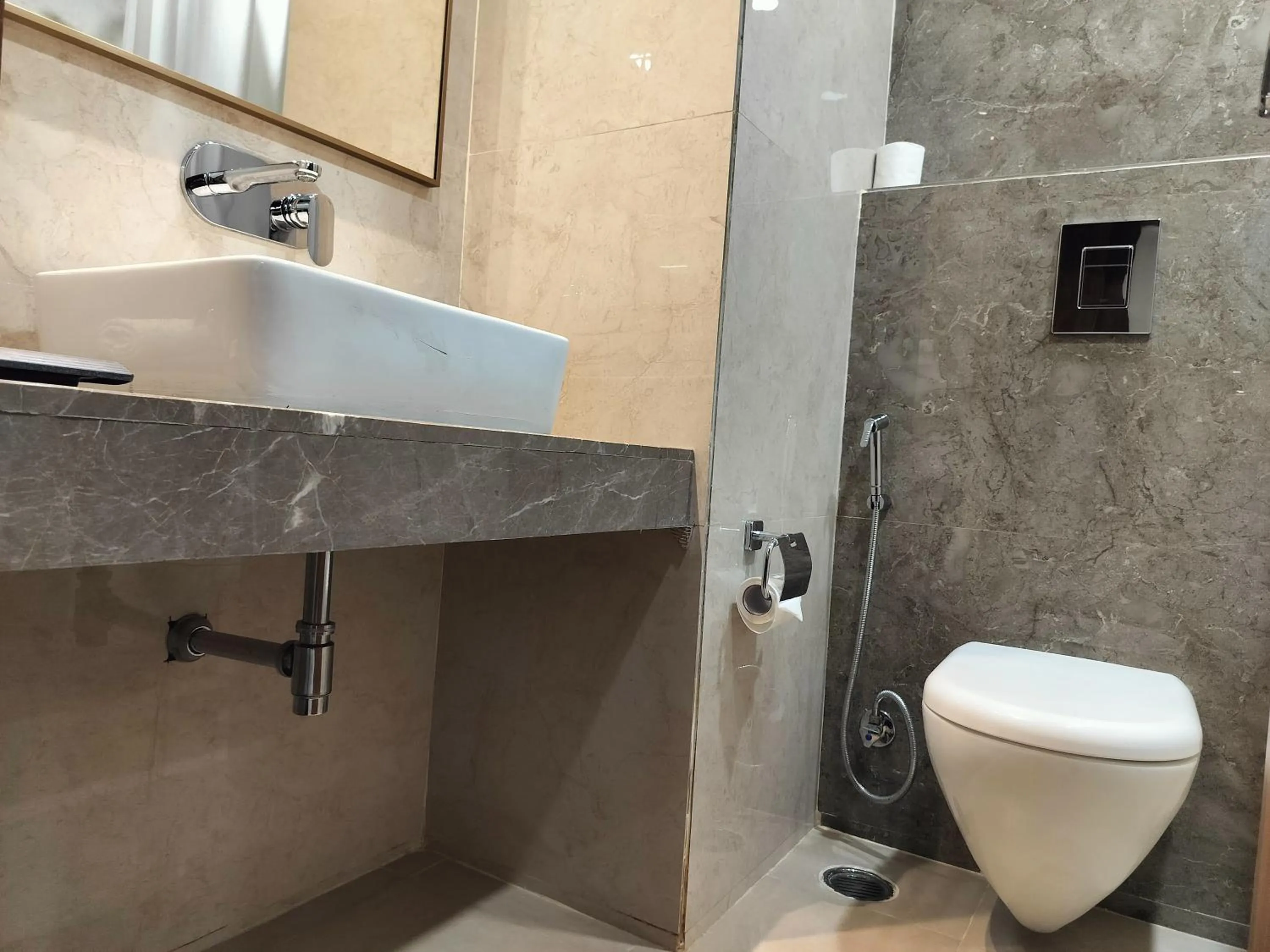 Bathroom in Hotel Luxe Opera NH8 - 7km from IGI Airport Delhi