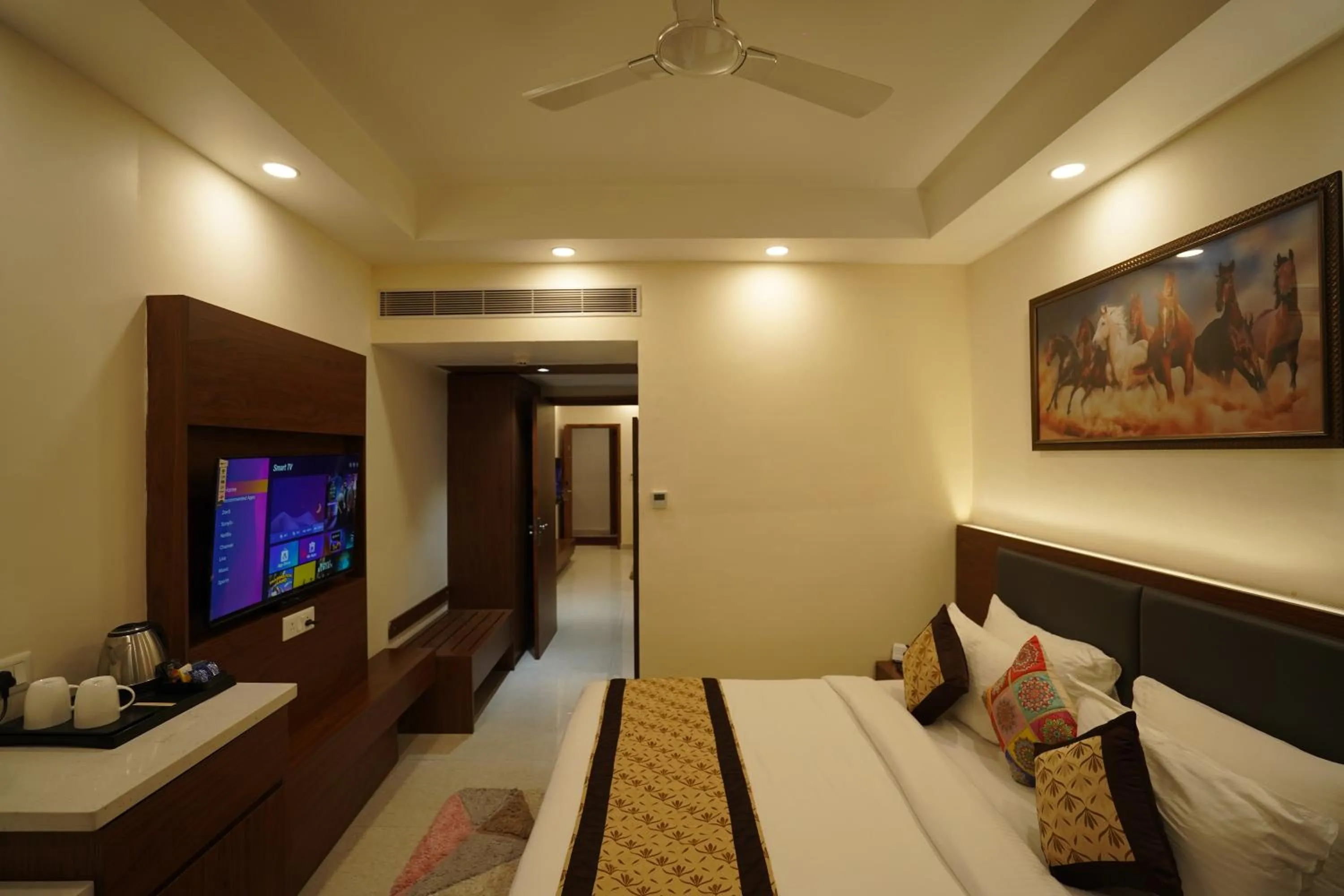 Bedroom, Bed in Hotel Luxe Opera NH8 - 7km from IGI Airport Delhi